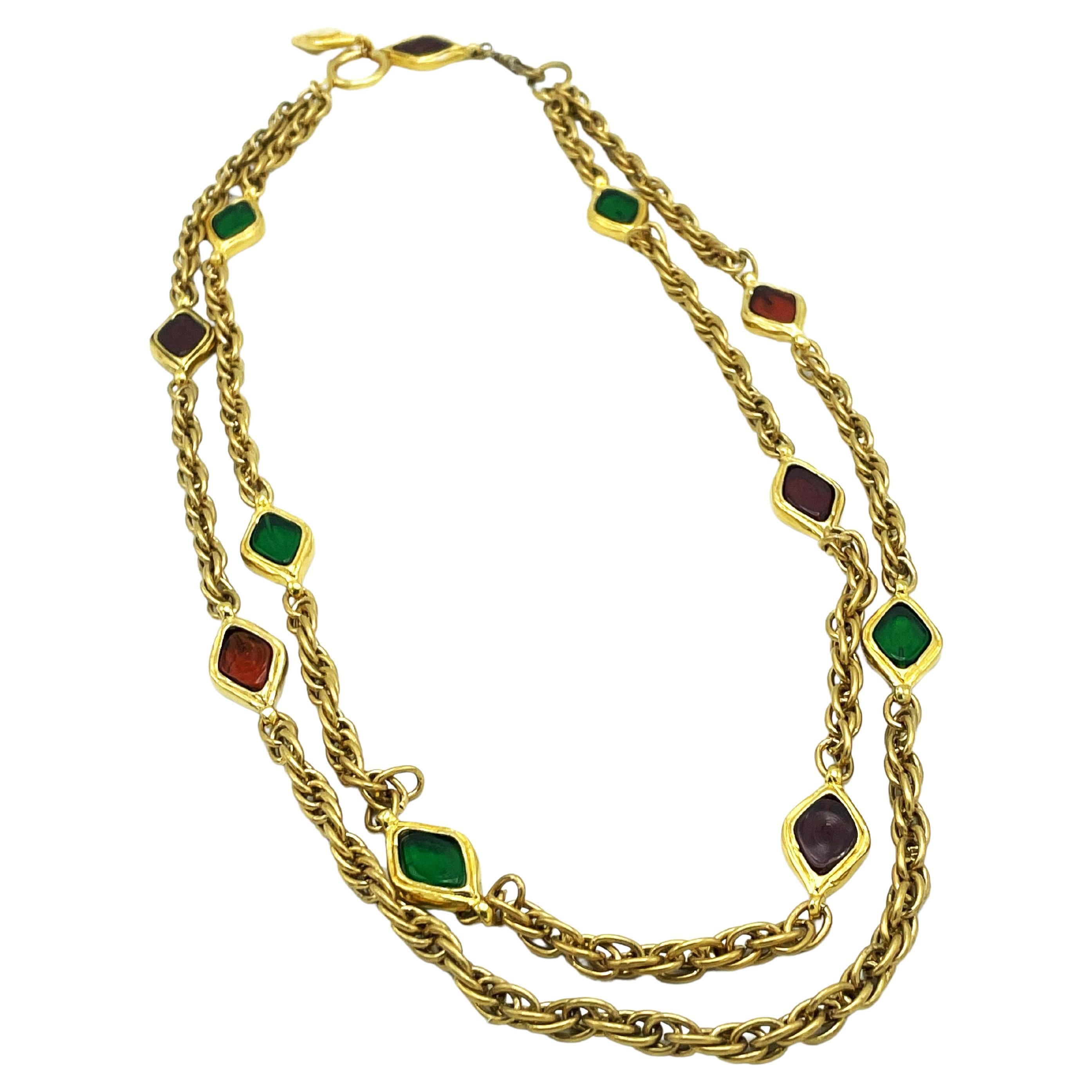  2 row Chanel necklace with red and green pate the verre, gold plated, 1970/80's In Excellent Condition For Sale In Stuttgart, DE