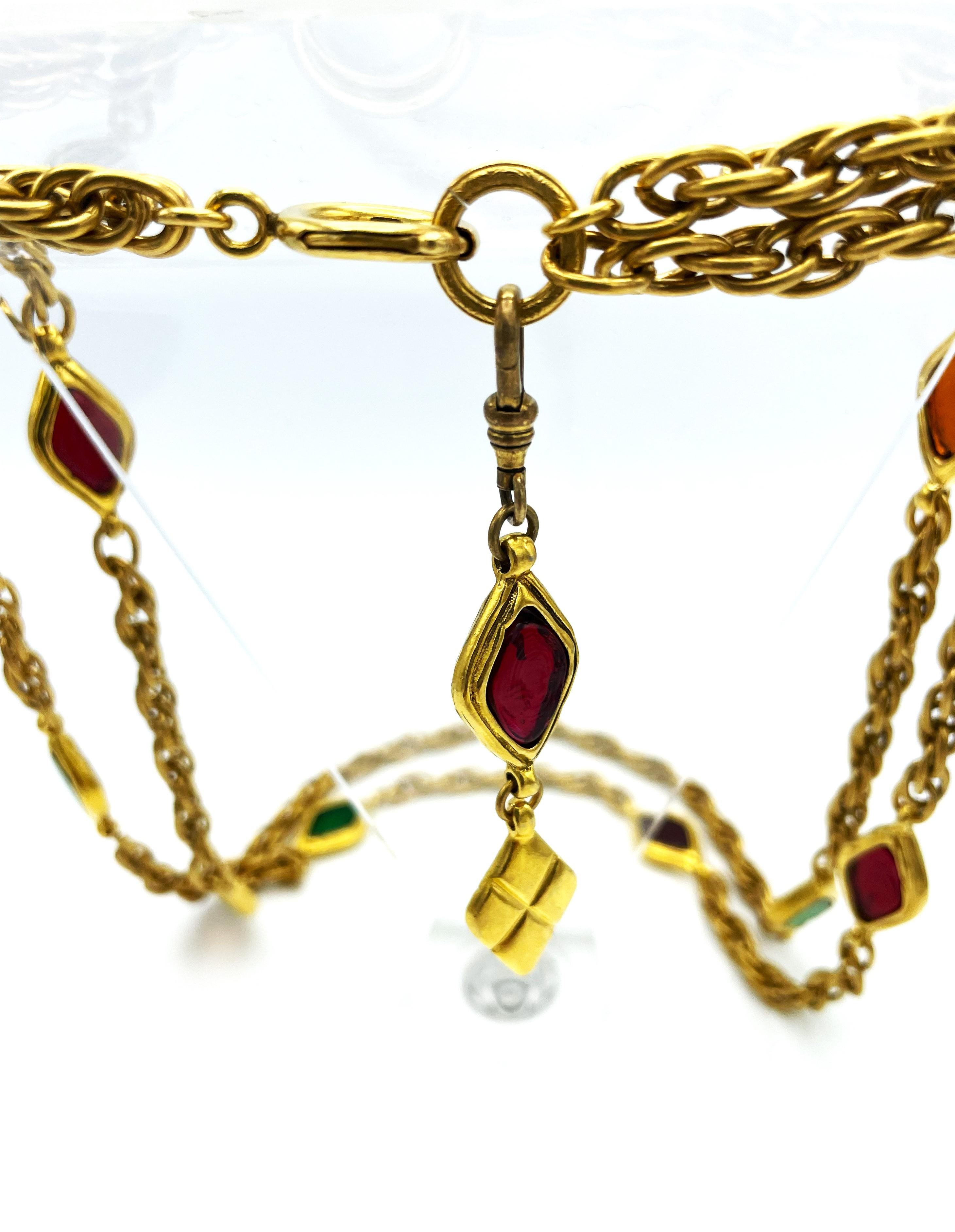 Women's  2 row Chanel necklace with red and green pate the verre, gold plated, 1970/80's For Sale