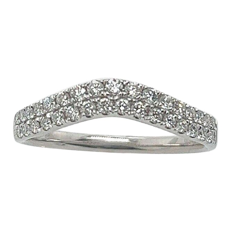 Anillo de diamantes curvado de 2 filas con diamantes redondos de 0,34 ct en oro blanco de 9 ct en venta