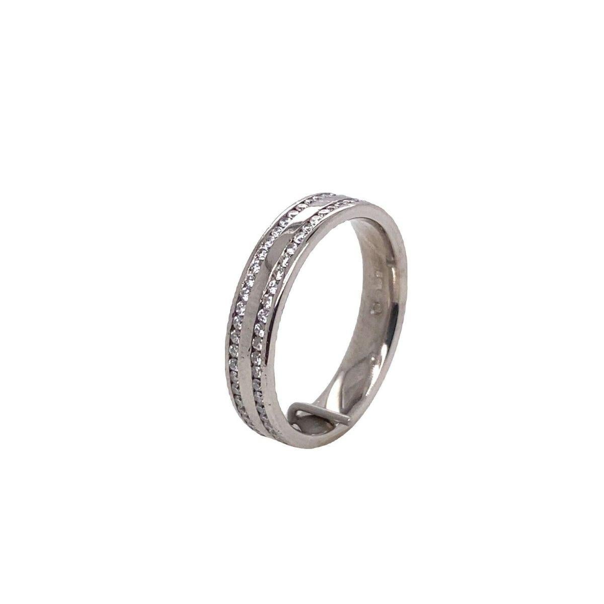 2-reihiges Diamant-Hochzeitsband im Vollbesatz, 0,50ct

Dieser Ehering ist wunderschön und kann als Ewigkeitsring oder Ehering getragen werden. Er verfügt über 2 Reihen von 0,50ct Diamanten, die in einen 18ct Weißgold-Schaft eingefasst sind. Die