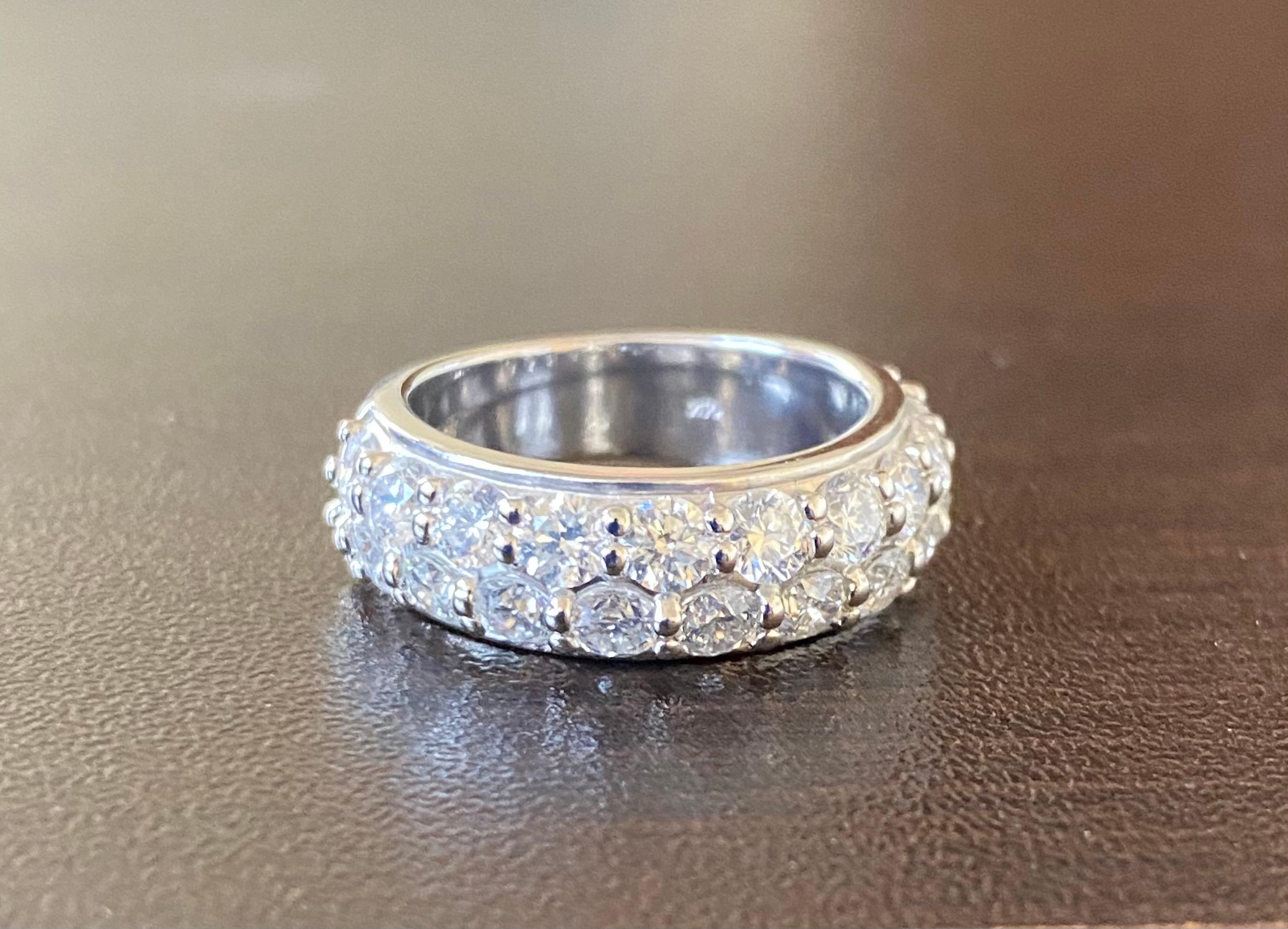 2-reihiger Diamantring, halb in 14K Weißgold gefasst. Der Ring ist mit 20 Steinen von je 0,15 Karat besetzt. Das Gesamtgewicht des Rings beträgt 3,00 Karat. Die Farbe der Steine ist G, die Reinheit ist SI1. Der Ring hat die Größe 6,5.