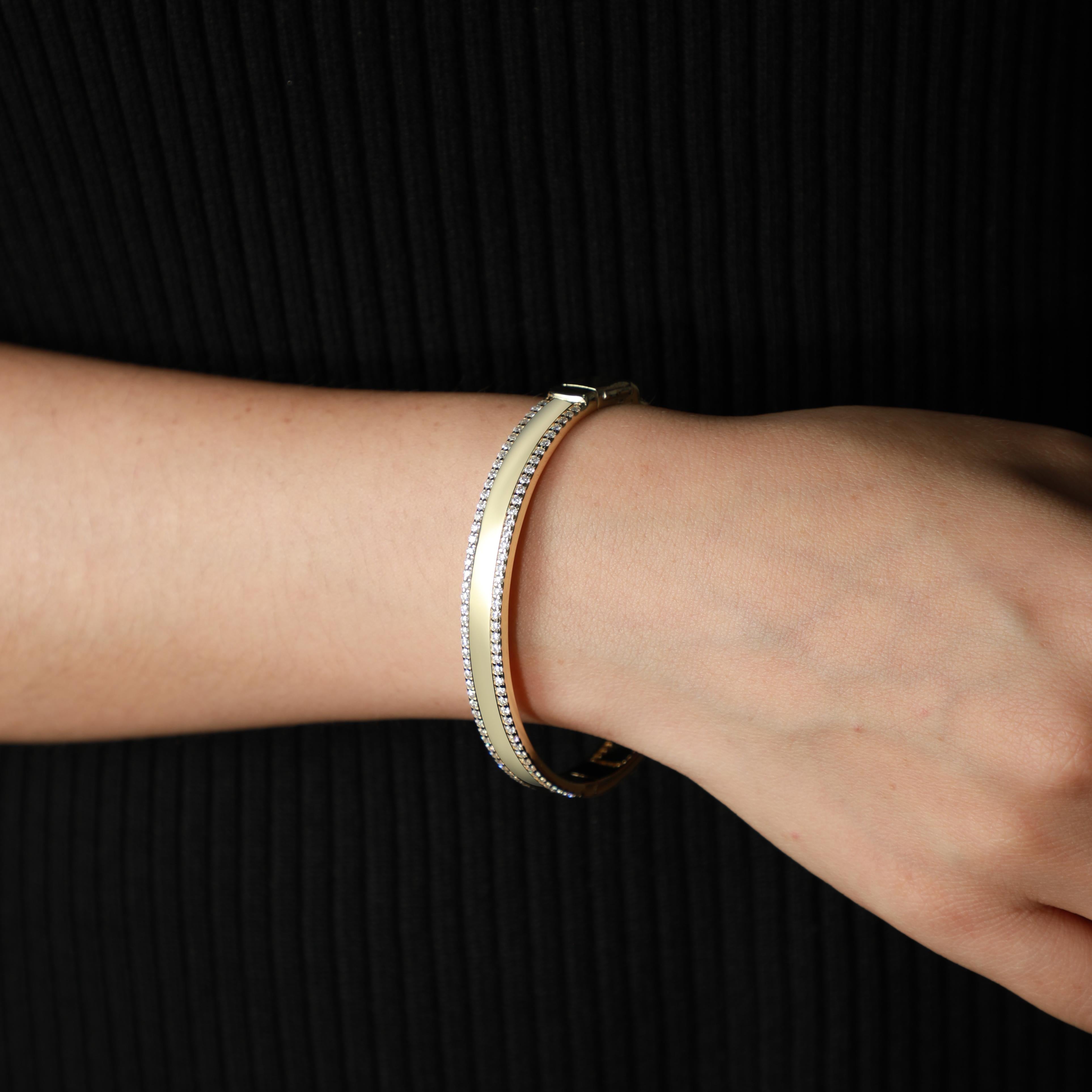 Eleva la tua eleganza con questo intramontabile bracciale con 2 file di diamanti. Realizzato in lussuoso oro giallo 14 carati, questo pezzo presenta una splendida esposizione di diamanti tondi naturali che aggiungono il giusto tocco di brillantezza.