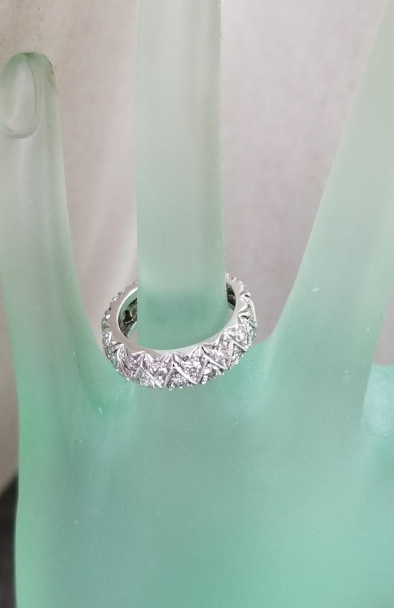2-reihiger gestaffelter Diamant-Eternity-Ring 1,50 Karat Gesamtgewicht im Zustand „Neu“ im Angebot in Los Angeles, CA