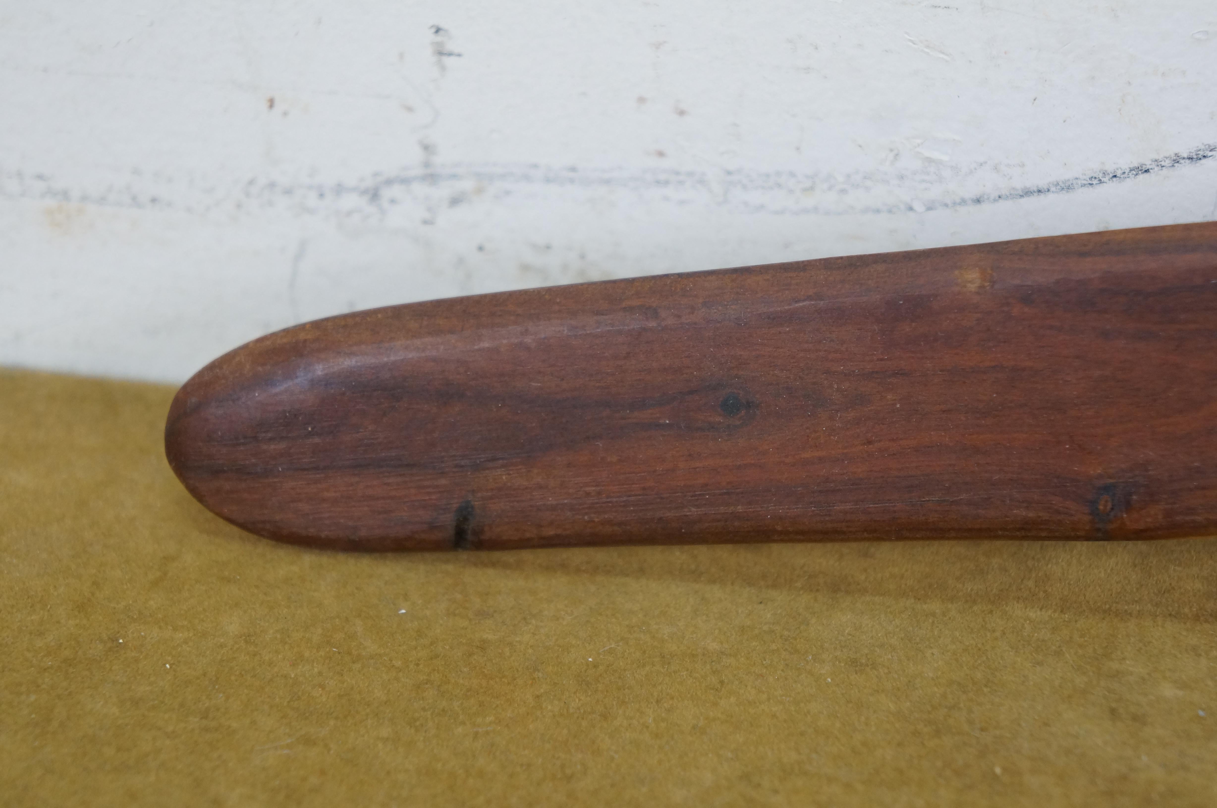 Intagliato 2 Roy Barker firmati Boomerang australiani aborigeni in legno di Mulga, bastoni da lancio in vendita