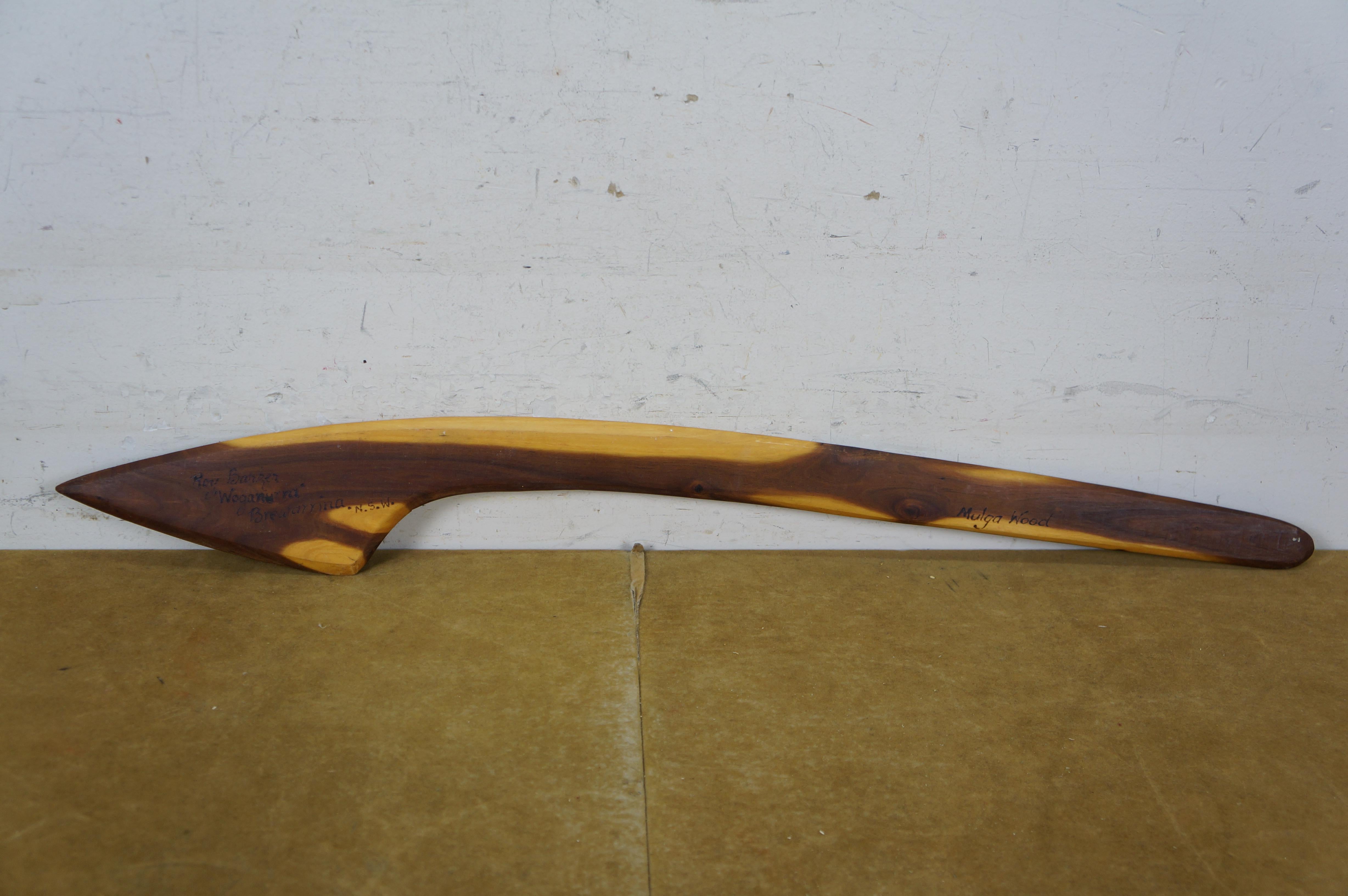 2 Roy Barker firmati Boomerang australiani aborigeni in legno di Mulga, bastoni da lancio In condizioni buone in vendita a Dayton, OH