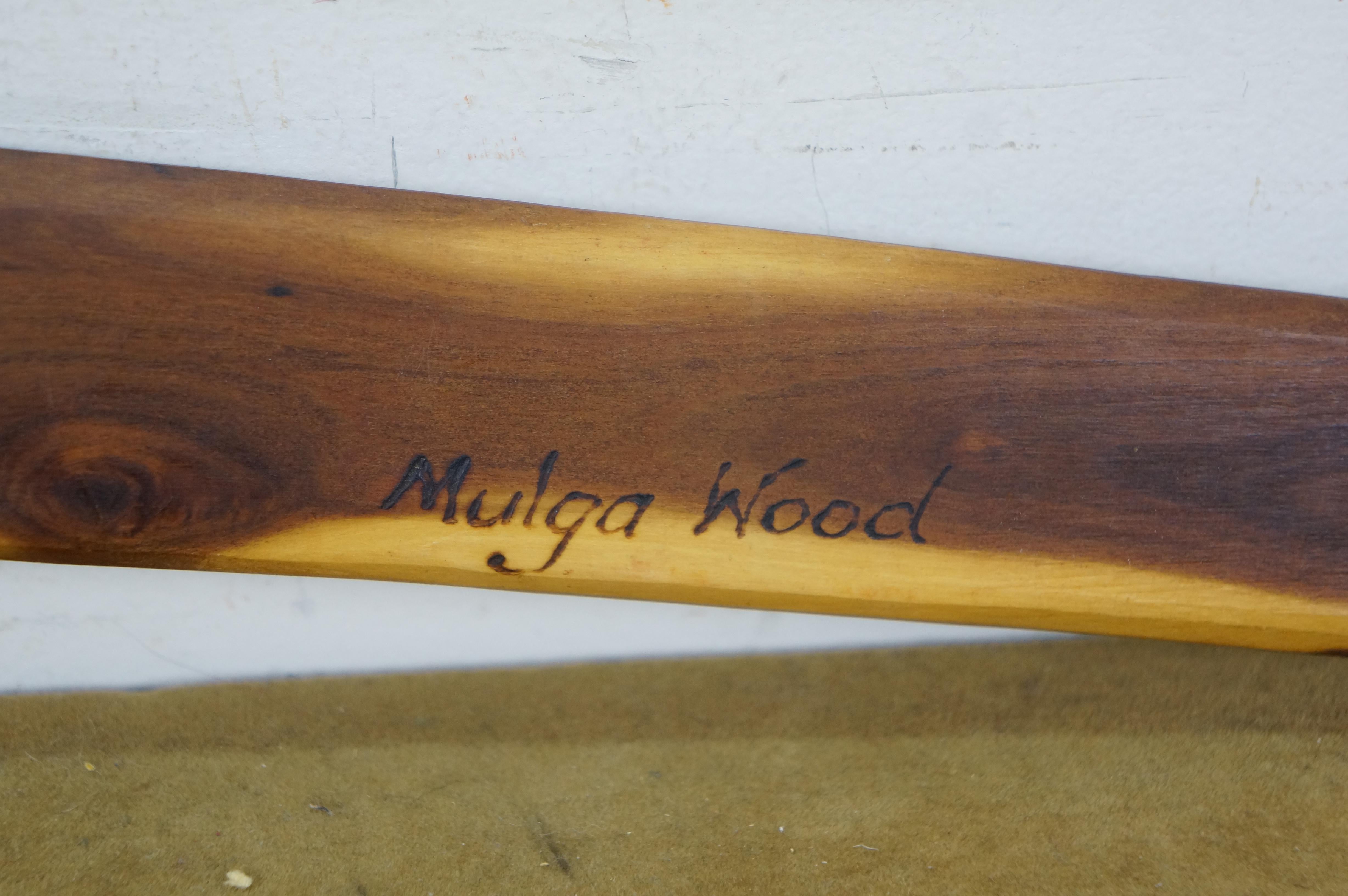 Legno massiccio 2 Roy Barker firmati Boomerang australiani aborigeni in legno di Mulga, bastoni da lancio in vendita