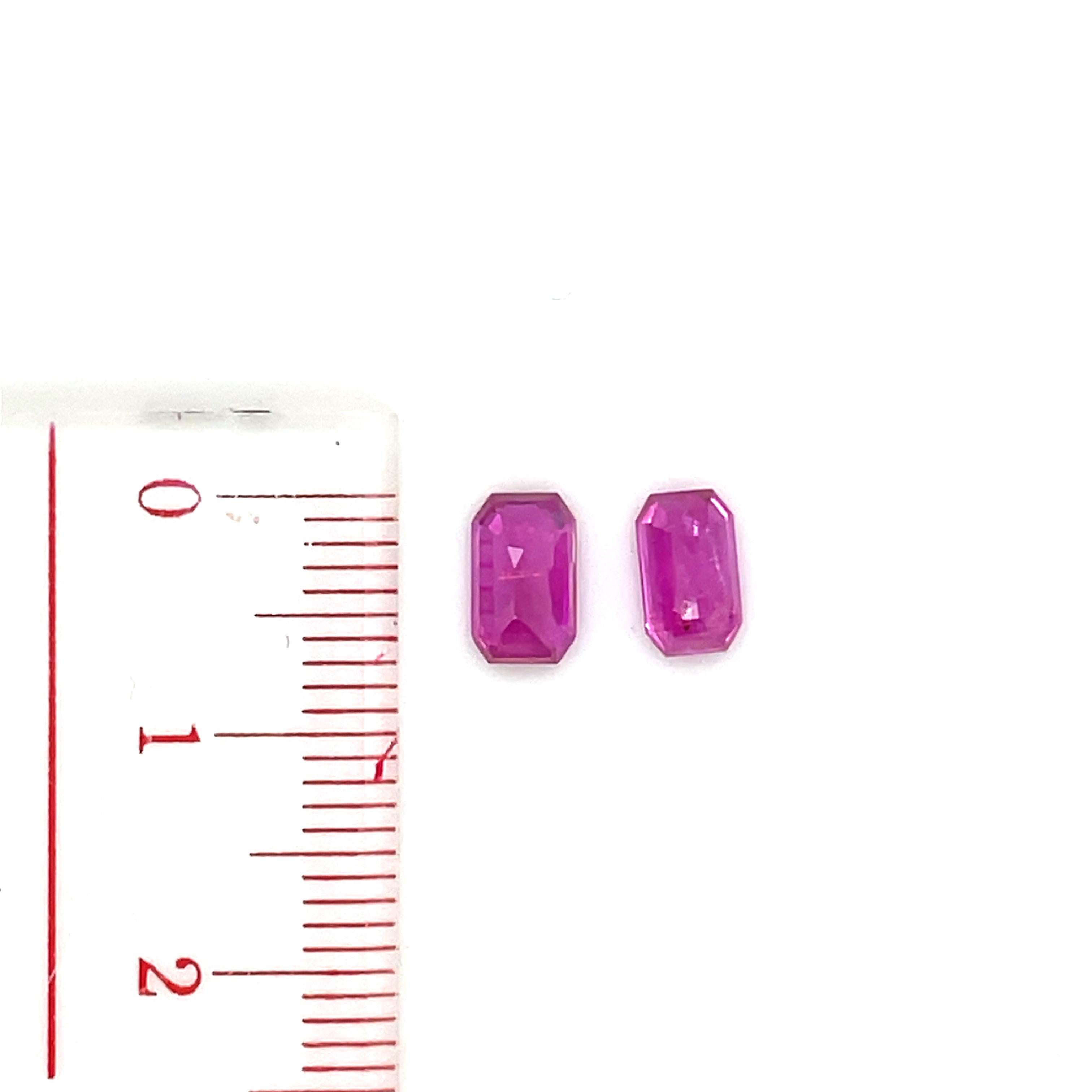 Preparati a lasciarti coinvolgere dal fascino luminoso di questi magnifici rubini, ognuno dei quali ha una tonalità fiammeggiante che incanta i sensi. 

Questi Jewell, che pesano complessivamente 2,22 carati, ti trasportano in un regno di classica