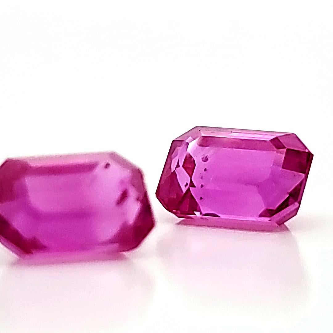 Due ipnotizzanti rubini, per un totale di 2,13 carati, sono pronti a catturare la tua attenzione con il loro bagliore ardente. 

Con dimensioni di 4,34 x 6,19 x 3,59 mm e 4,46 x 6,32 x 3,46 mm, queste gemme provengono dalle favolose miniere del