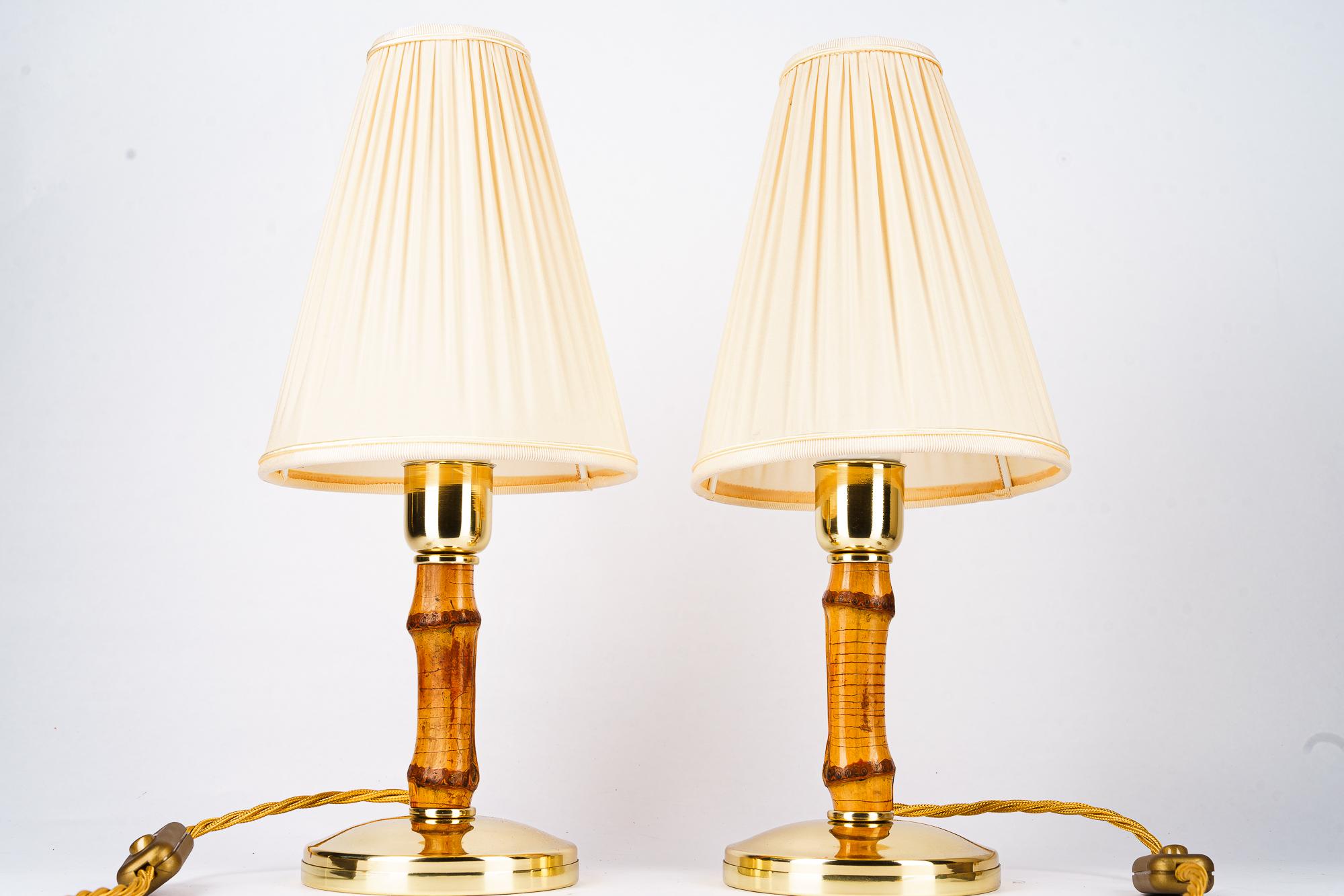 2 Rupert Nikoll Bambus-Tischlampen mit Stoffschirmen Österreich um 1950
Messing poliert und emailliert
Die Stoffschirme werden ersetzt ( neu )
Preis des Paares.