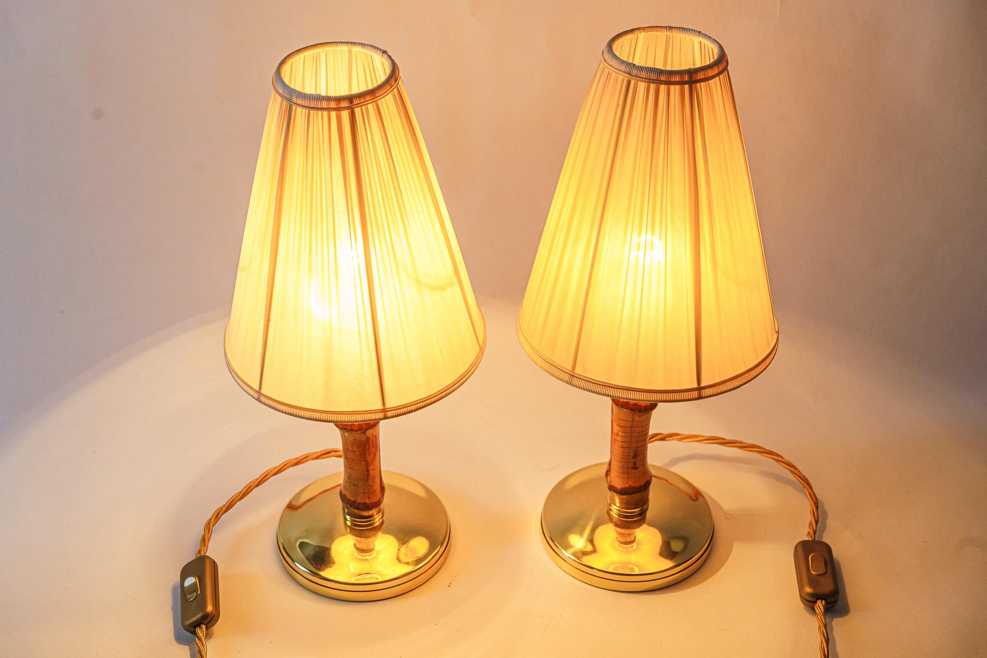 2 lámparas de sobremesa de bambú Rupert Nikoll con pantallas de tela Austria alrededor de los años 50 mediados del siglo XX en venta