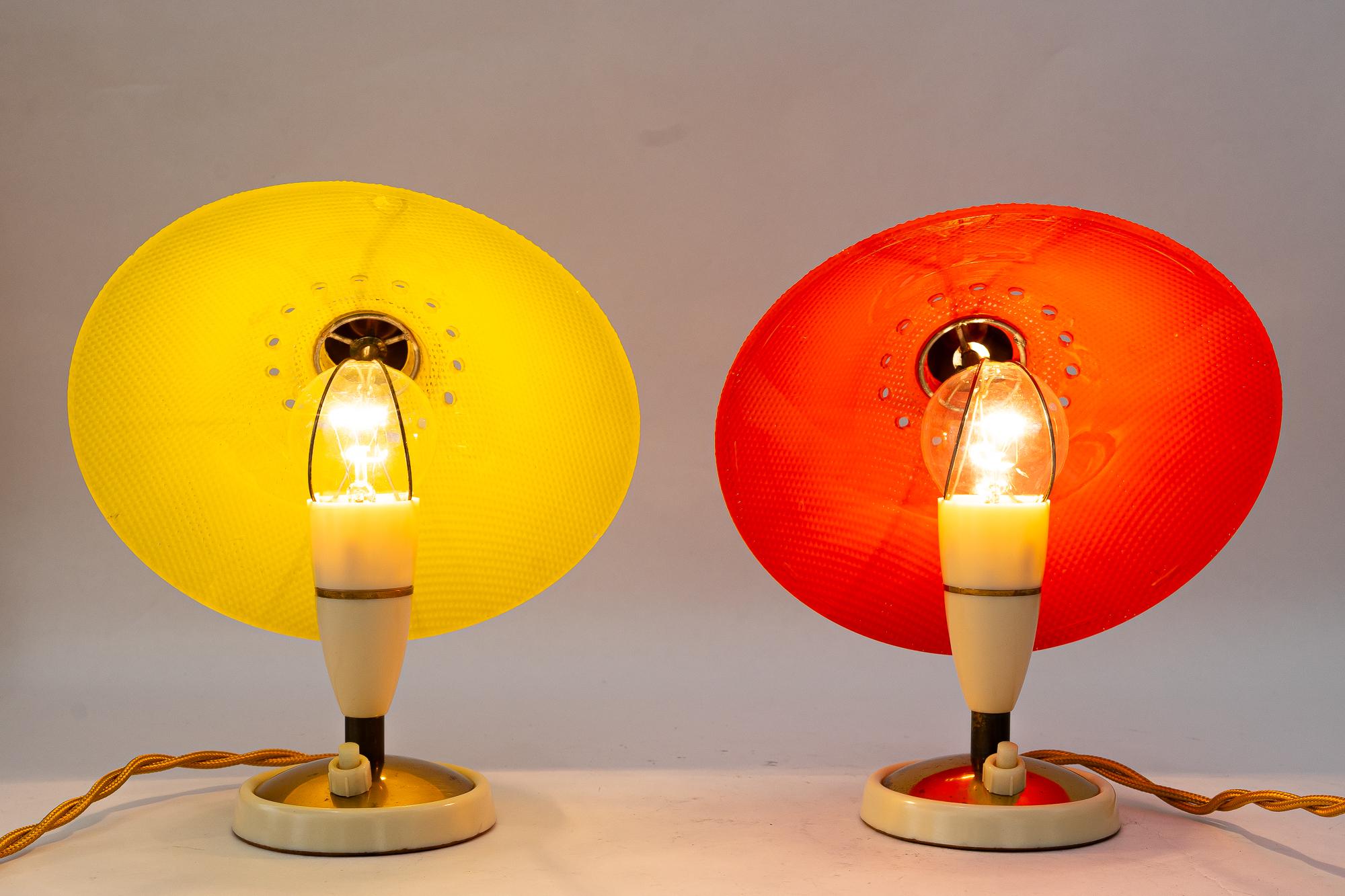 2 lampes de table Rupert Nikoll en Lucite rouge et jaune vienne vers les années 1960 en vente 4