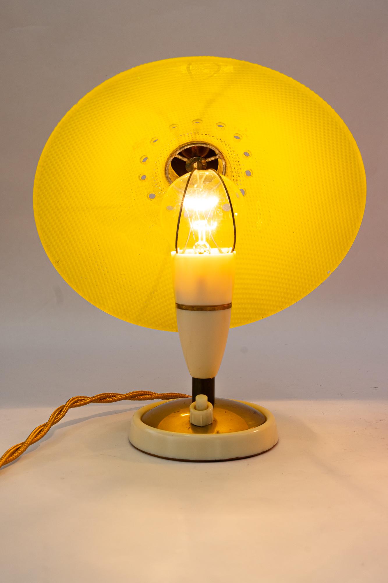 2 lampes de table Rupert Nikoll en Lucite rouge et jaune vienne vers les années 1960 en vente 5