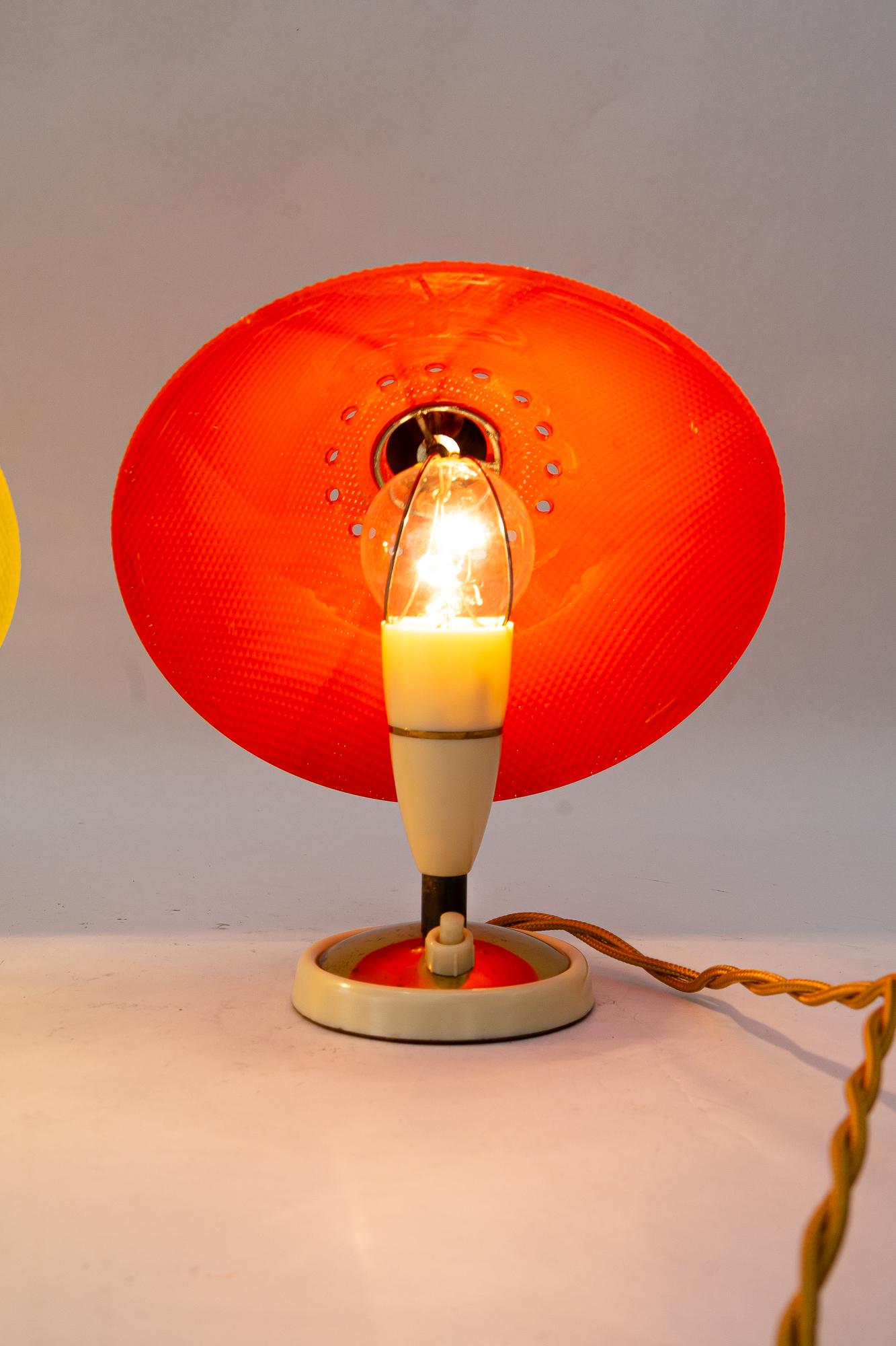 2 lampes de table Rupert Nikoll en Lucite rouge et jaune vienne vers les années 1960 en vente 6