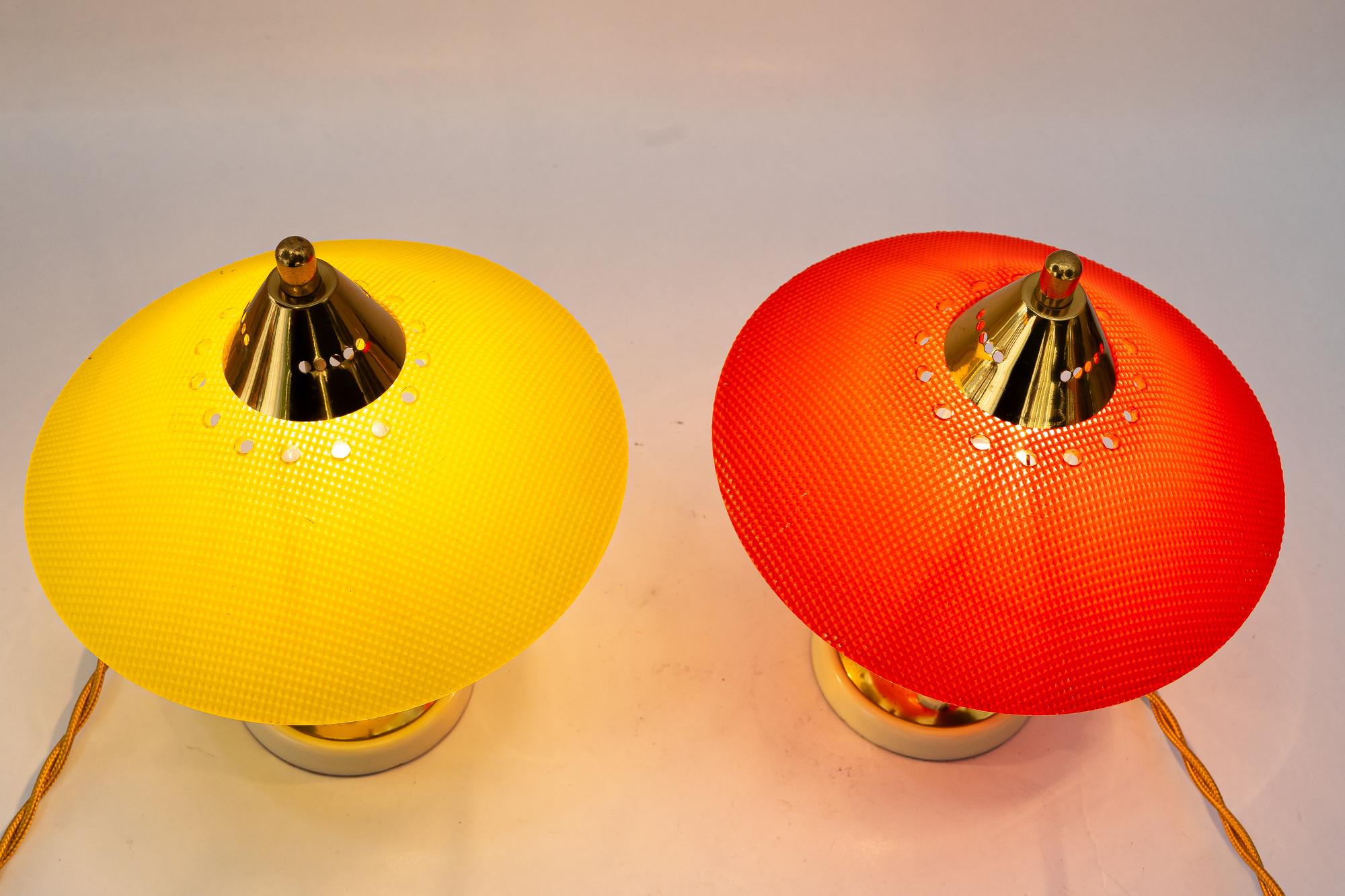 2 lampes de table Rupert Nikoll en Lucite rouge et jaune vienne vers les années 1960 en vente 7