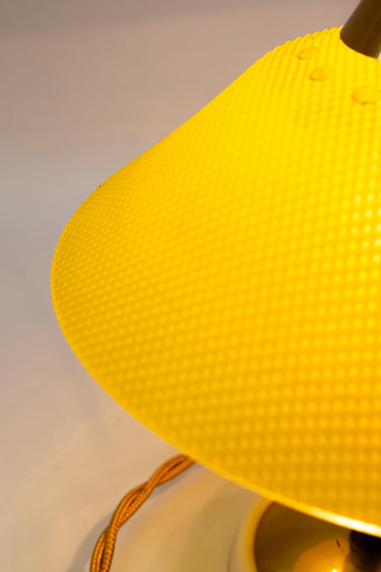 2 lampes de table Rupert Nikoll en Lucite rouge et jaune vienne vers les années 1960 en vente 8