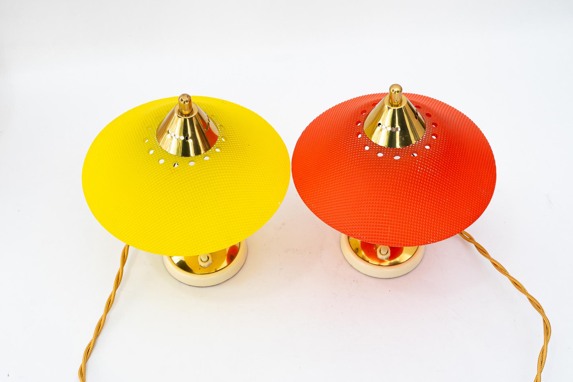 2 lampes de table Rupert Nikoll en Lucite rouge et jaune vienne vers les années 1960
Etat original
Teintes originales