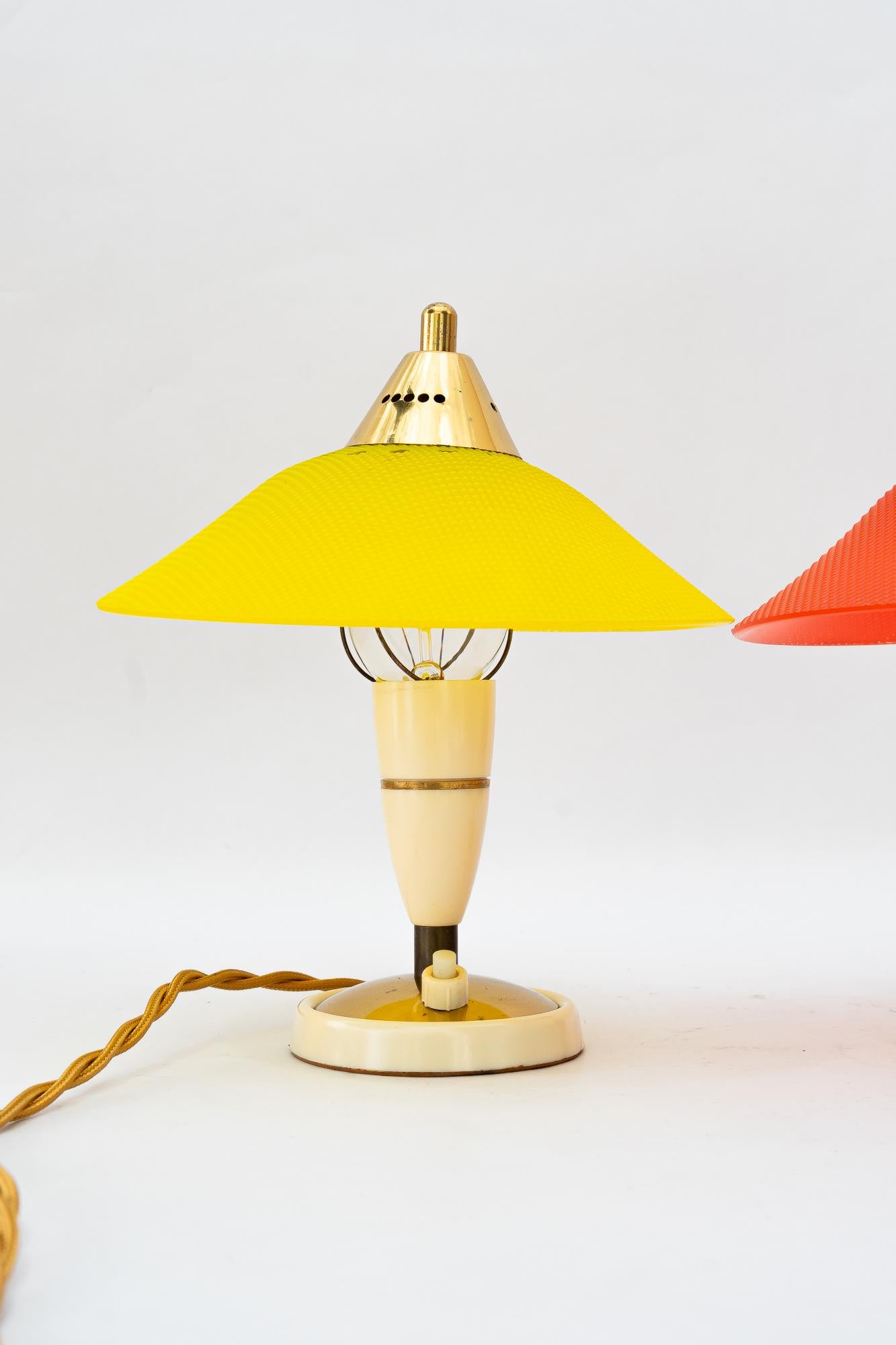 Mid-Century Modern 2 lampes de table Rupert Nikoll en Lucite rouge et jaune vienne vers les années 1960 en vente