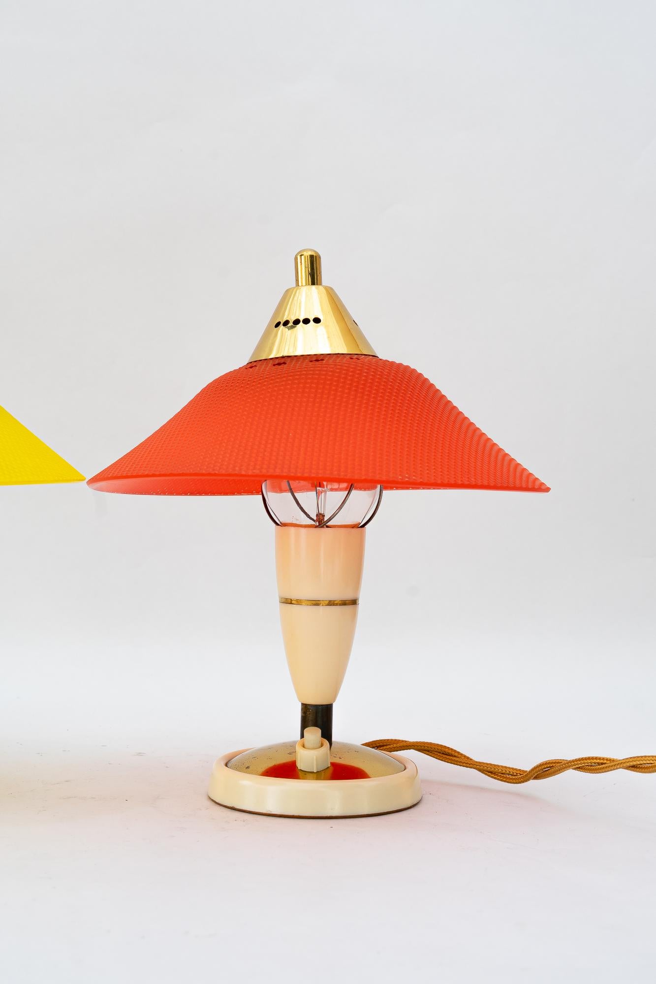 Autrichien 2 lampes de table Rupert Nikoll en Lucite rouge et jaune vienne vers les années 1960 en vente