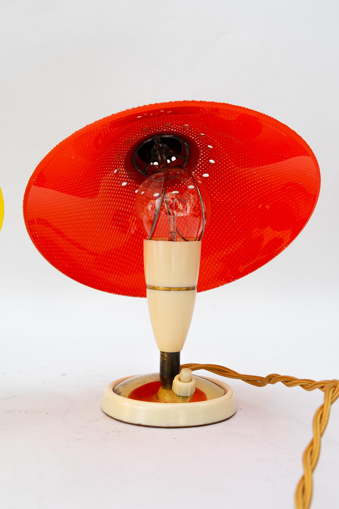Laiton 2 lampes de table Rupert Nikoll en Lucite rouge et jaune vienne vers les années 1960 en vente