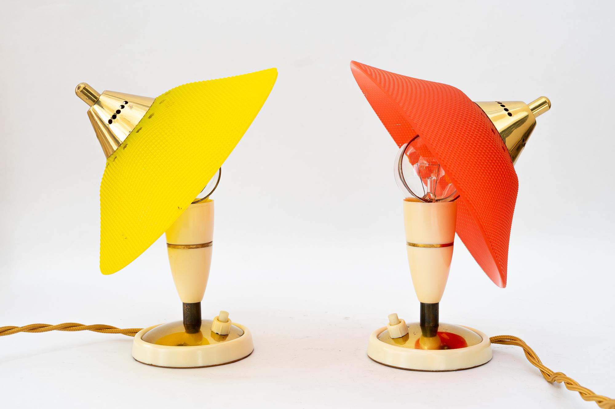 2 lampes de table Rupert Nikoll en Lucite rouge et jaune vienne vers les années 1960 en vente 1