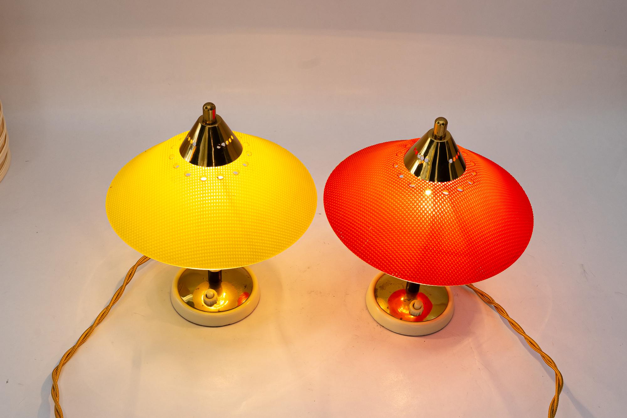2 lampes de table Rupert Nikoll en Lucite rouge et jaune vienne vers les années 1960 en vente 2