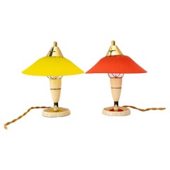 2 lampade da tavolo Rupert Nikoll in lucite rossa e gialla di Vienna degli anni '60 circa