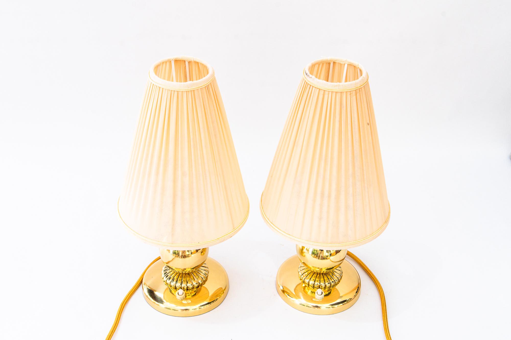 2 lampes de table Rupert Nikoll avec abat-jour en tissu vienne vers 1950
Laiton poli et émaillé au four
Les stores en tissu sont remplacés (neufs).
