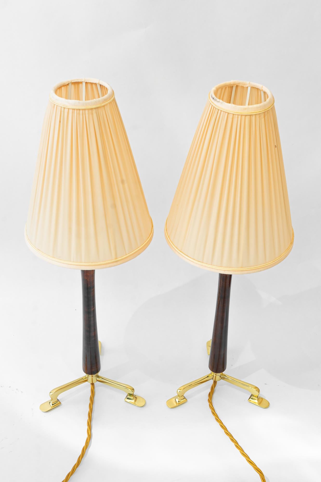 2 lampes de table Rupert Nikoll avec abat-jour en bois et tissu vienne vers 1950
Bois poli 
Laiton poli et émaillé au four
Les stores en tissu sont remplacés (neufs).
