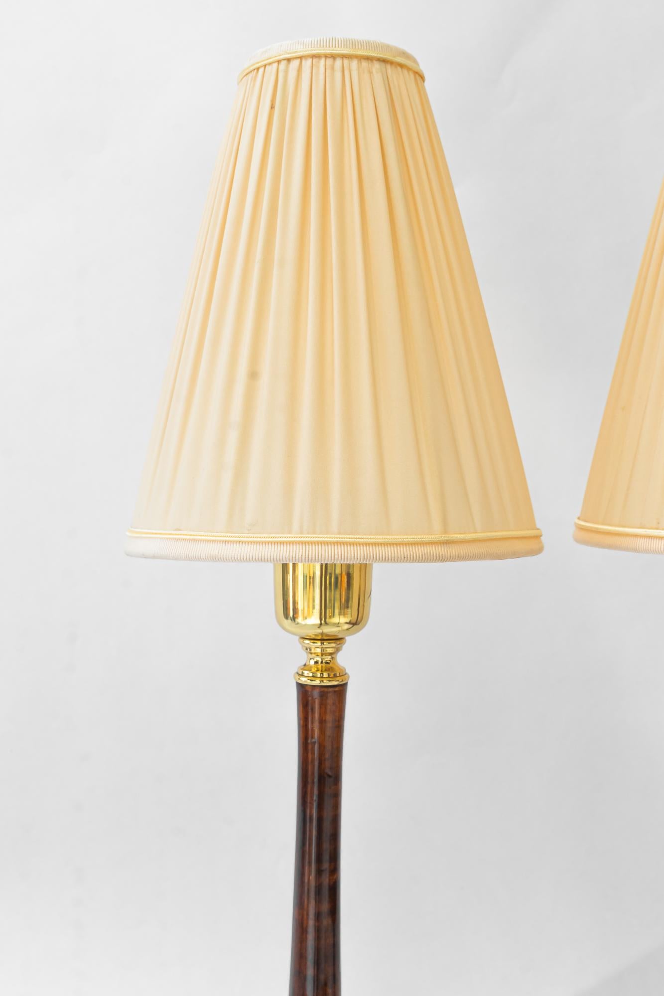 Mid-Century Modern 2 lampes de table Rupert Nikoll avec abat-jour en bois et tissu vienne vers 1950 en vente