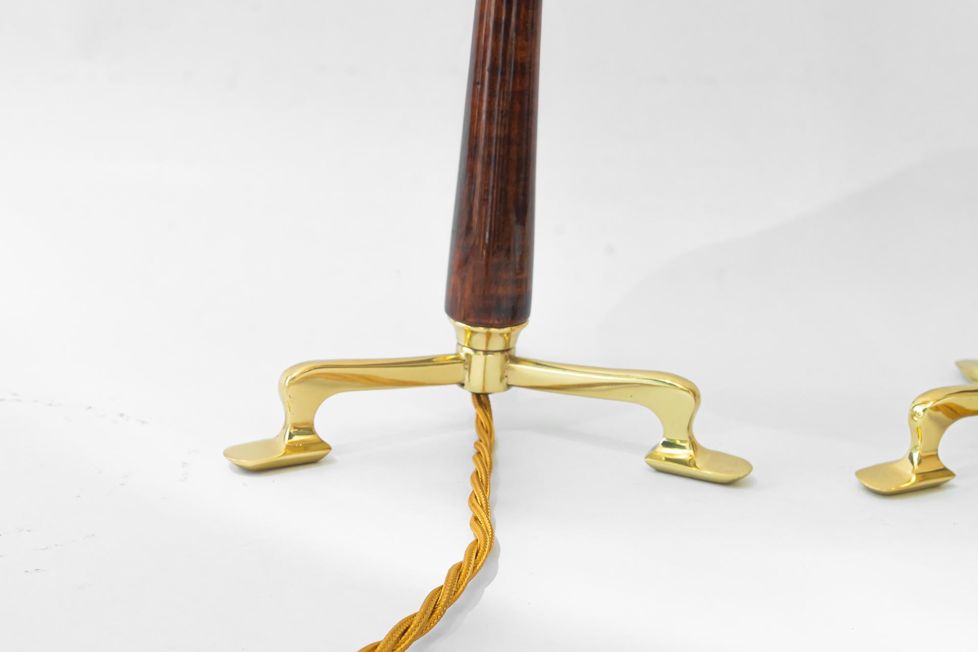 Autrichien 2 lampes de table Rupert Nikoll avec abat-jour en bois et tissu vienne vers 1950 en vente