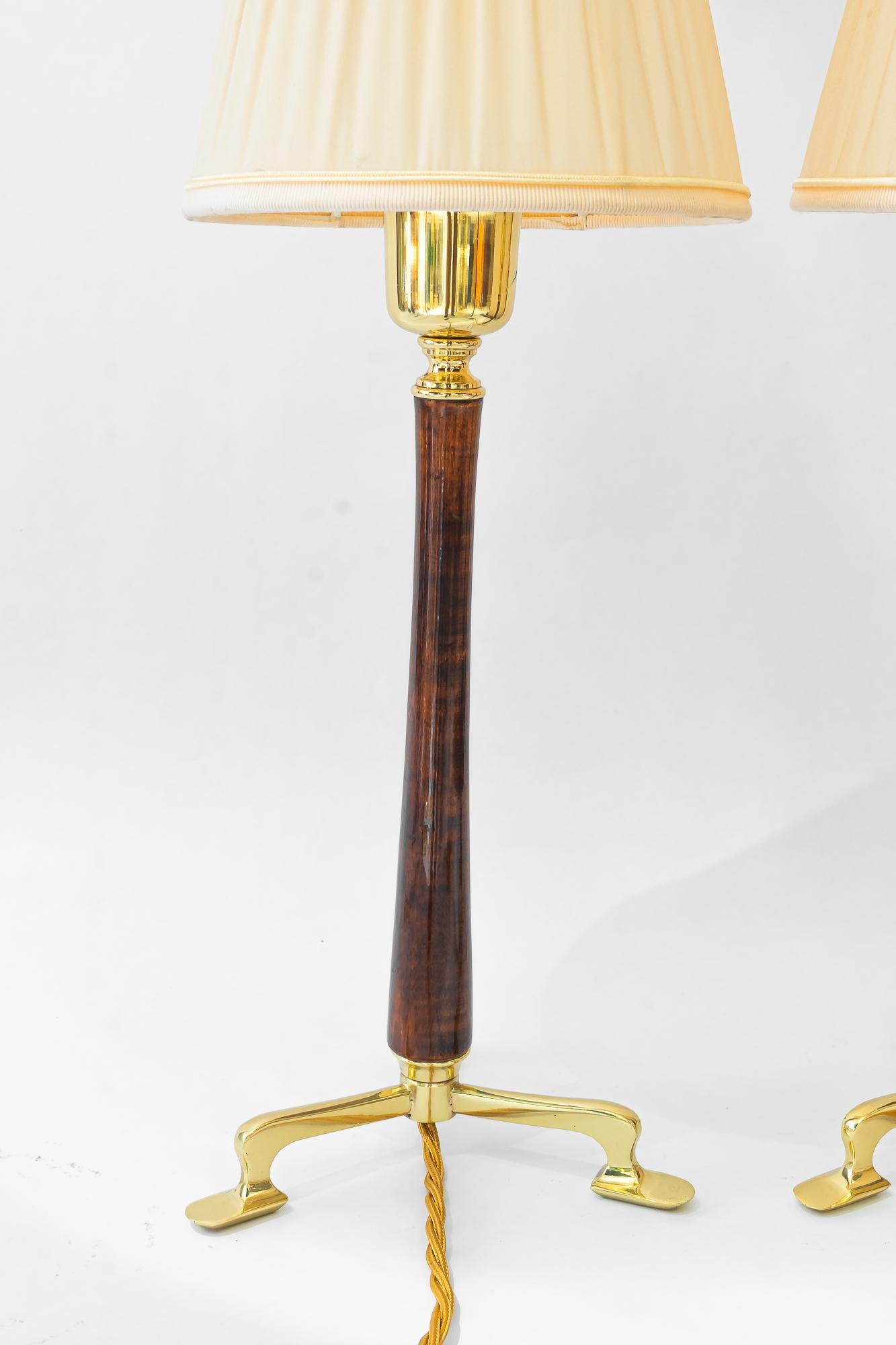 2 lampes de table Rupert Nikoll avec abat-jour en bois et tissu vienne vers 1950 Bon état - En vente à Wien, AT