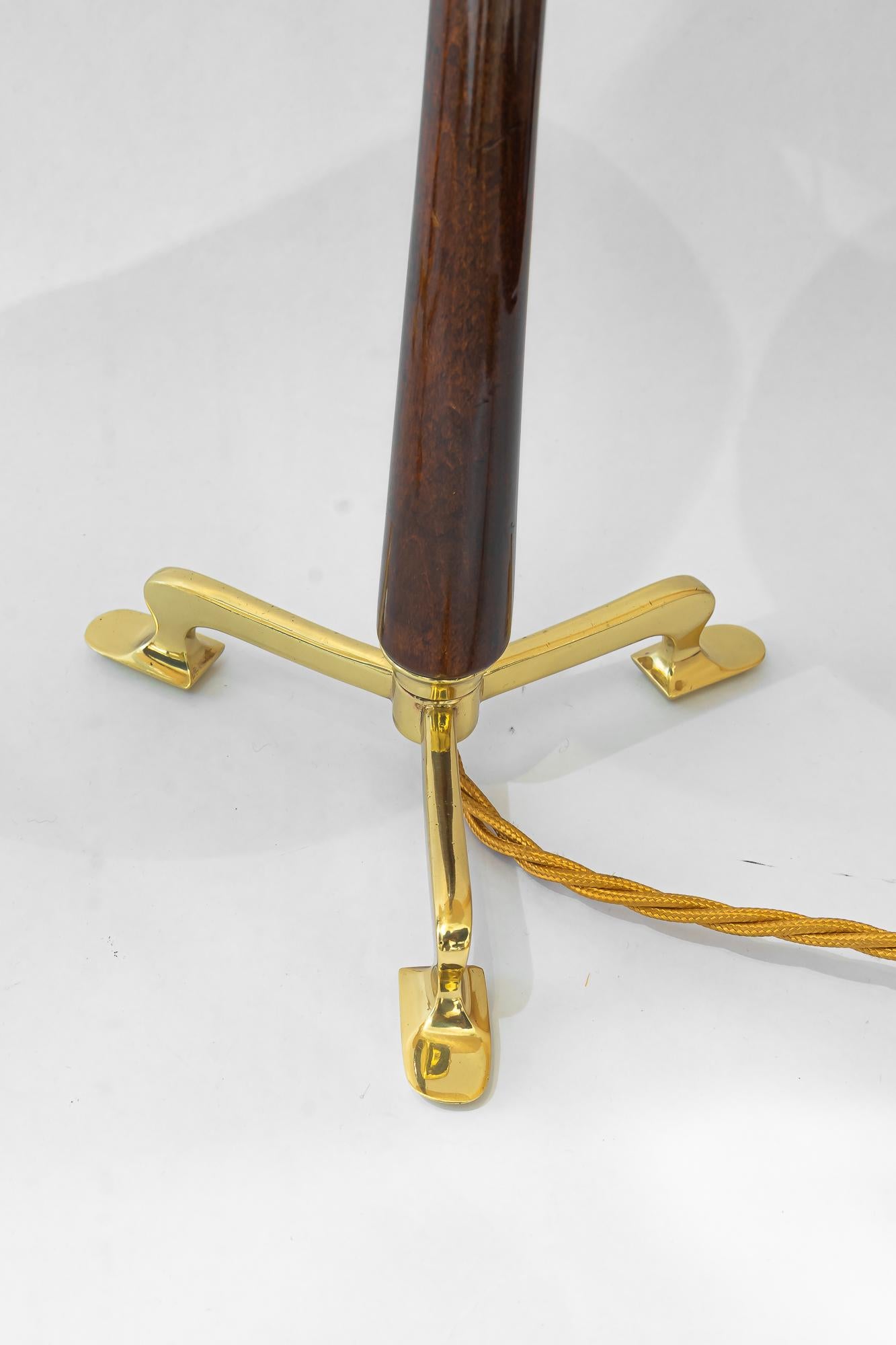 Bois 2 lampes de table Rupert Nikoll avec abat-jour en bois et tissu vienne vers 1950 en vente