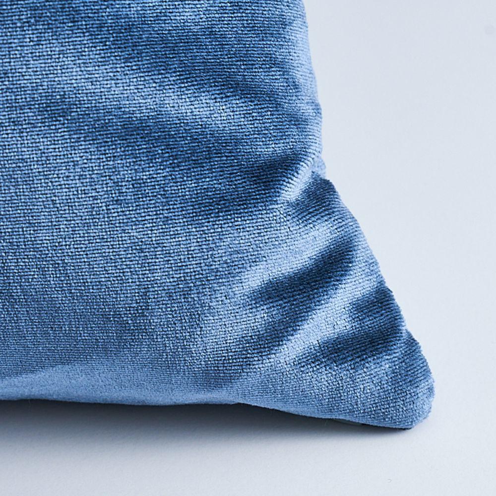 Ce coussin est en velours de soie vénitienne avec une finition en forme de couteau. Le summum du luxe somptueux, notre magnifique velours de soie a une main incroyablement luxueuse et un lustre merveilleux. L'oreiller comprend un insert en