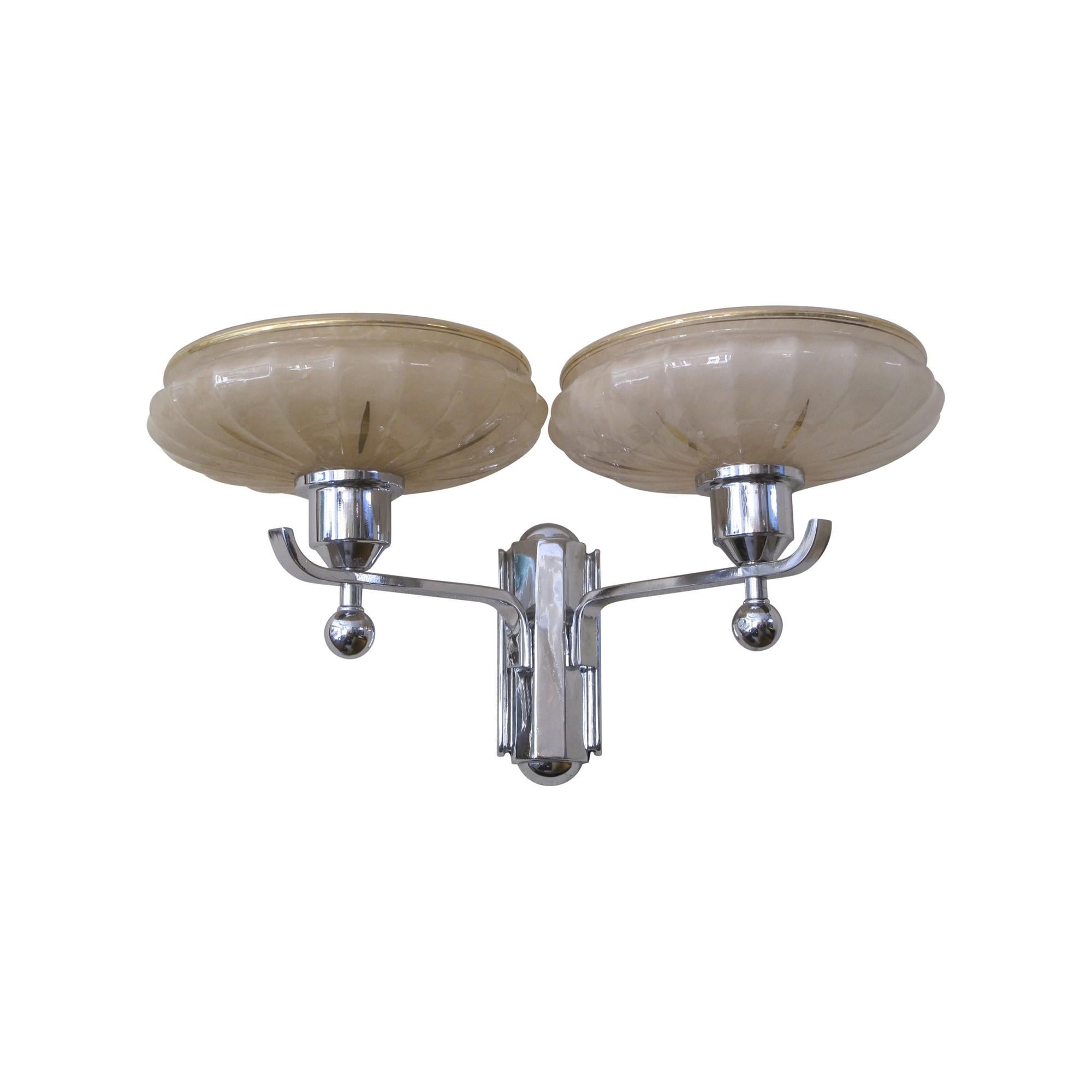 2 Sconces Art Deco 

Glass lampshades with gold
Style: Art Deco
Country. French
We have specialized in the sale of Art Deco and Art Nouveau and Vintage styles since 1982. If you have any questions we are at your disposal.
Pushing the button that