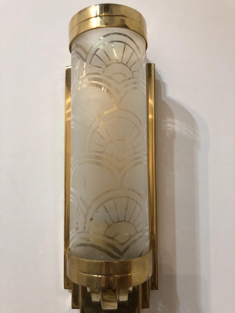 2 Sconces
Style: Art Deco
Year: 1930
Wall light in Material: Chrome and glass
To take care of your property and the lives of our customers, the new wiring has been done.
If you want to live in the golden years, this is the Wall light that your