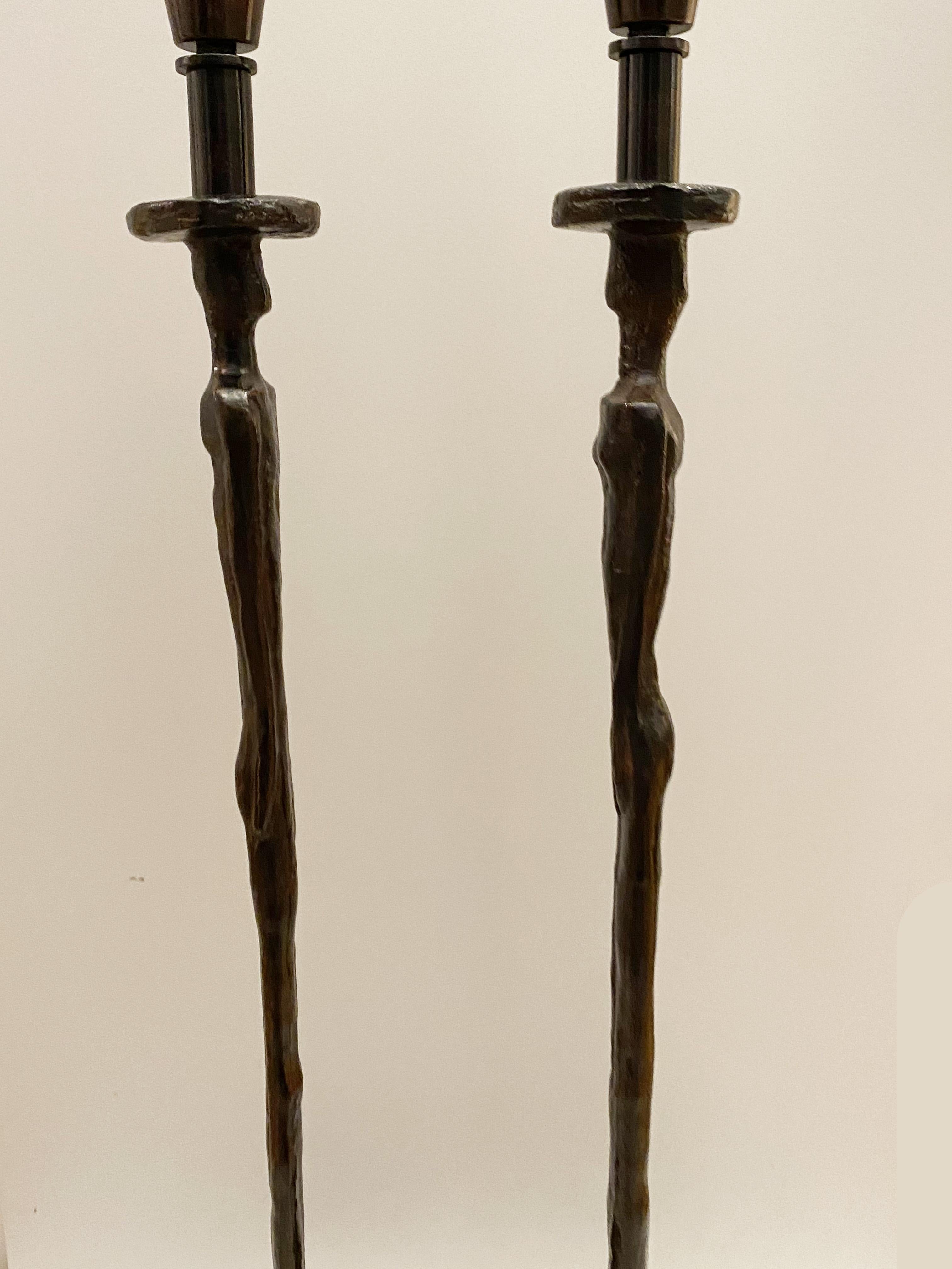 Evoquant les sculptures figuratives d'Alberto Giacometti, les pièces Homme et Femme forment une paire étrange. Construites en composite coulé (jesmonite) et peintes à la main, la texture de ces lampes rappelle l'utilisation du bronze coulé par