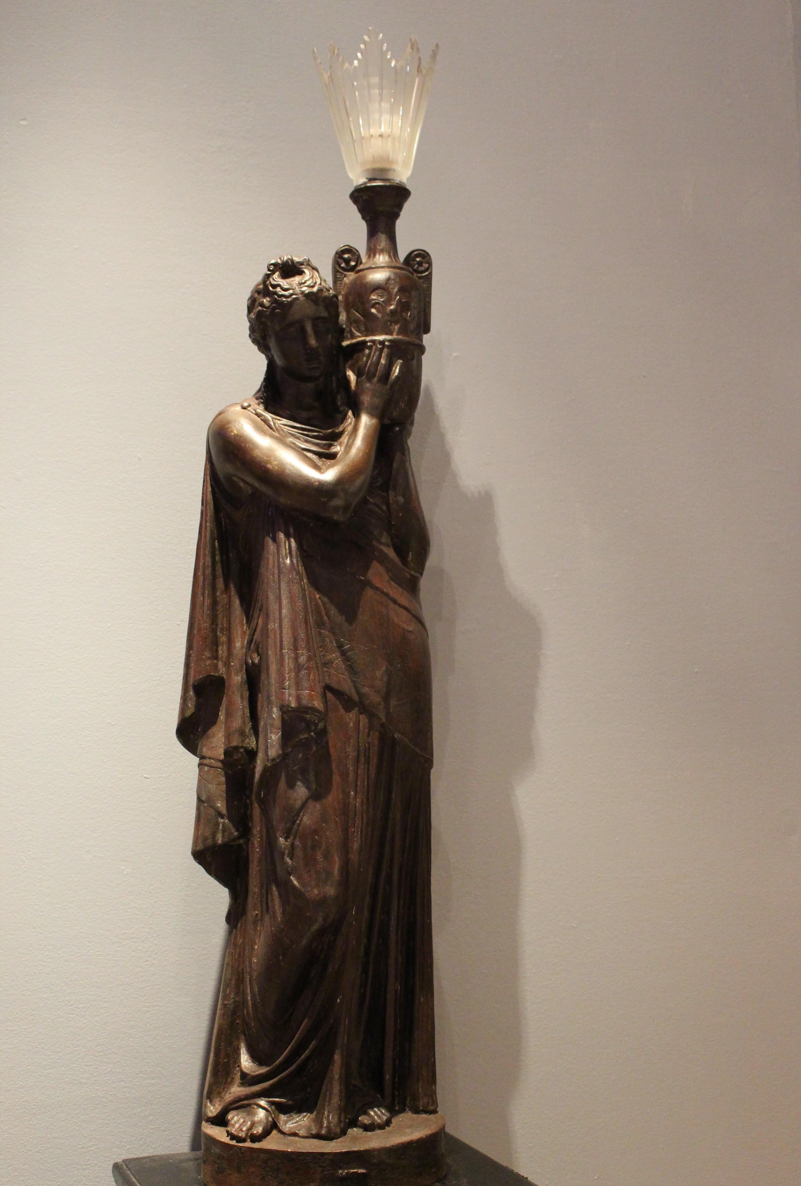 2 Skulpturen von Frauen mit Licht von Val D'Osne 1889 „Freier Versand in Florida“ (Eisen) im Angebot