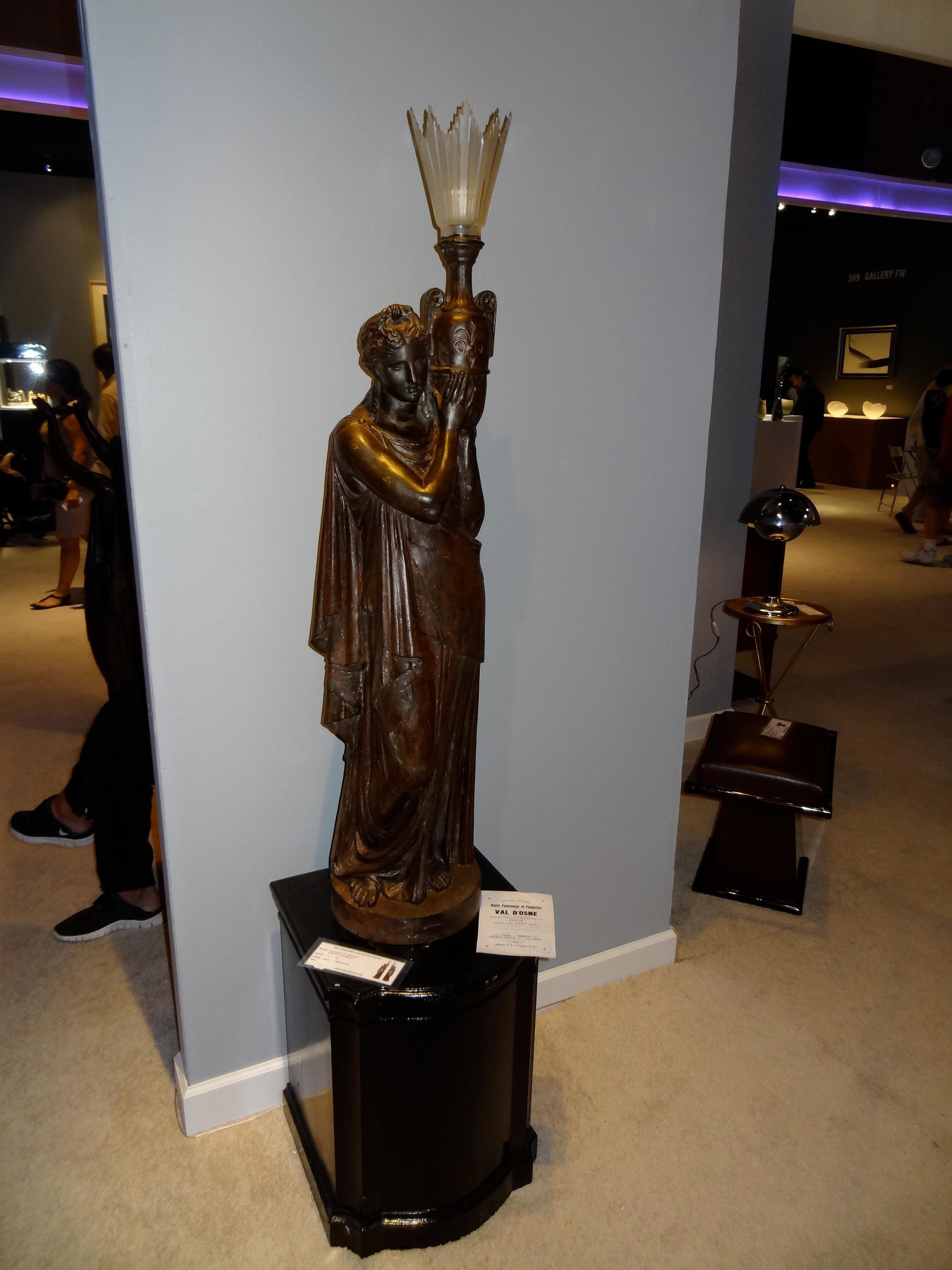 2 Skulpturen von Frauen mit Licht von Val D'Osne 1889 „Freier Versand in Florida“ (Griechisch-römisch) im Angebot