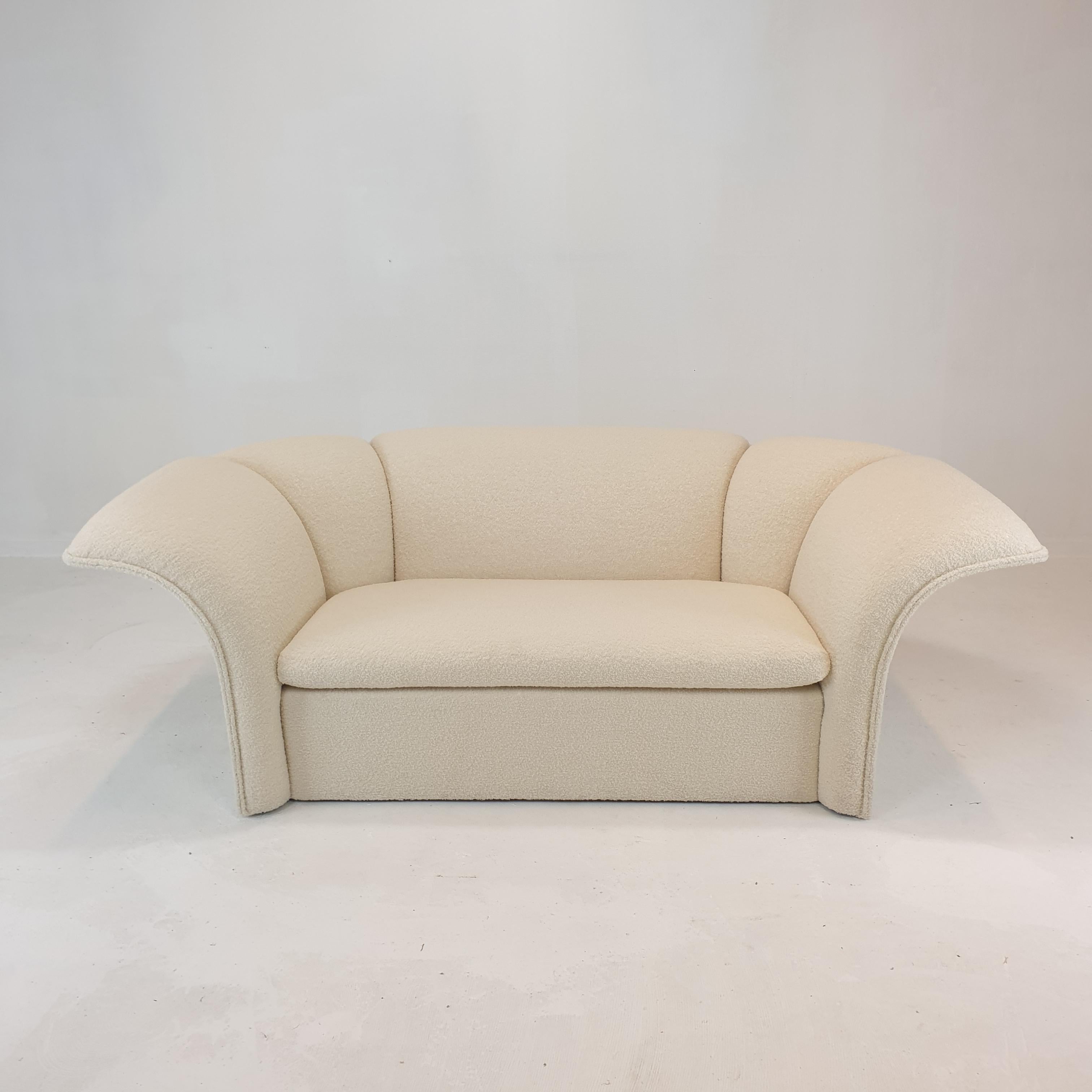 Magnificent 2-seat sofa, designed by the Artifort Design Group in the 70's.
This extremely rare sofa is lovely shaped with curved armrests and a curved back.

Super cosy and comfortable seat combined with the soft fabric.
This stunning sofa is