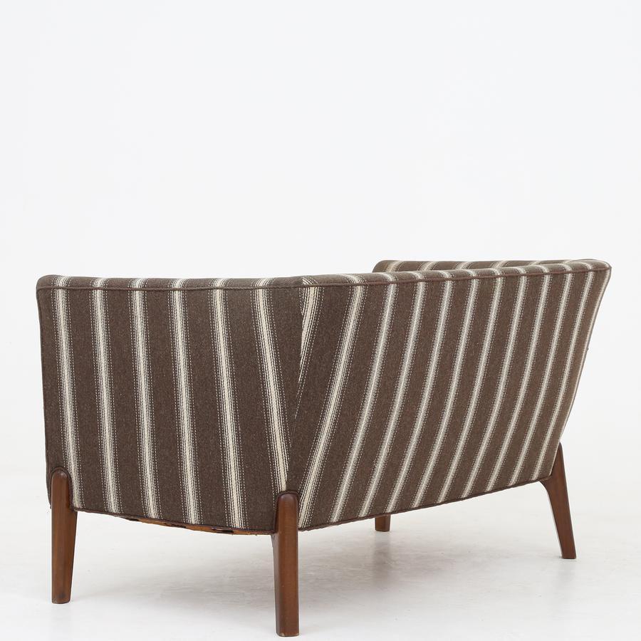 Un canapé 2 places en laine rayée 'Savak' dans les coloris gris et blanc avec des pieds en hêtre teinté. Par un designer danois inconnu.