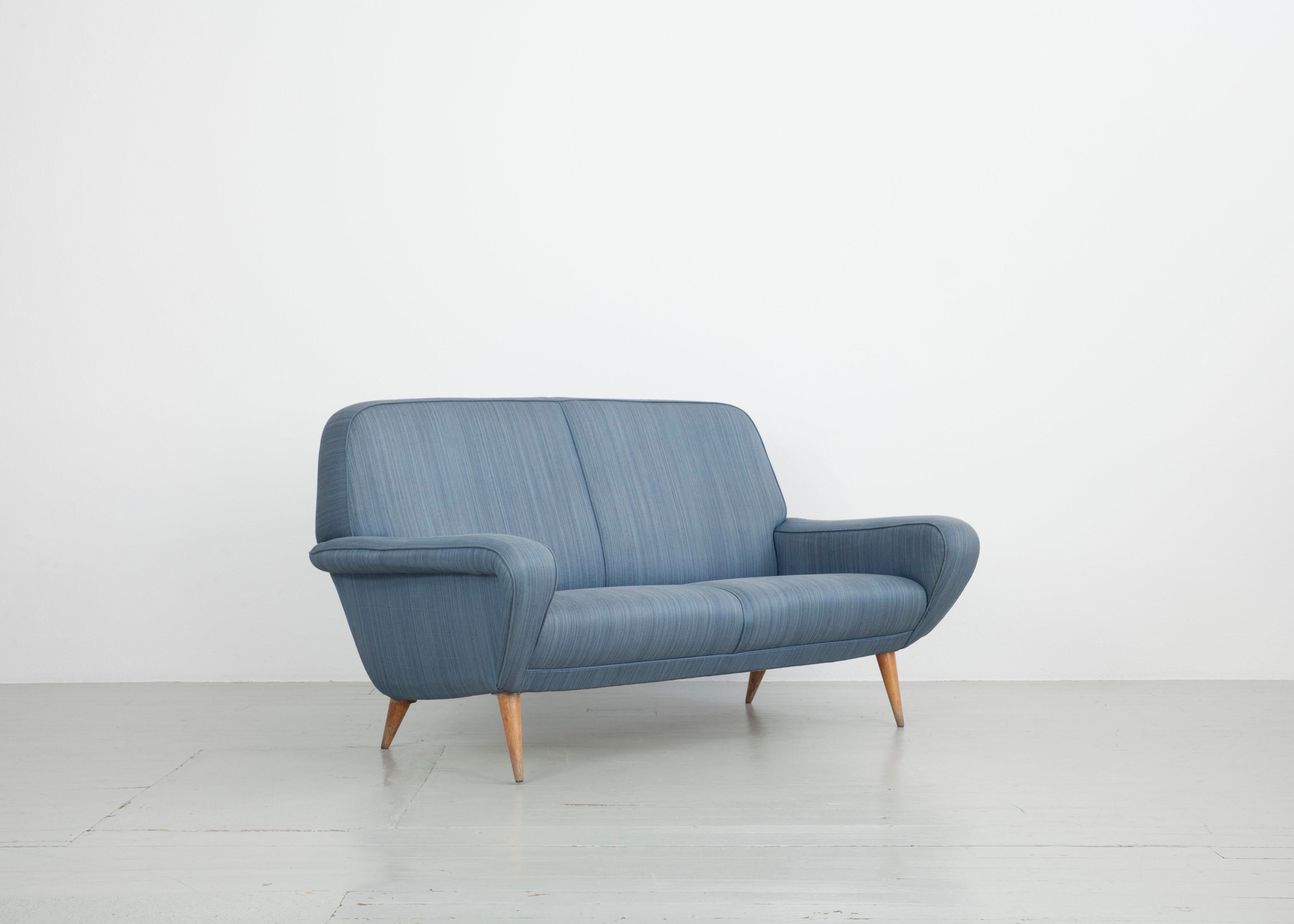 2-Sitz-Sofa Modell „830“, Design Gianfranco Frattini, Cassina, 1950er Jahre (Moderne der Mitte des Jahrhunderts) im Angebot