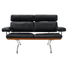 2-Sitzer-Sofa von Charles und Ray Eames:: Nussbaum massiv und schwarzes Leder