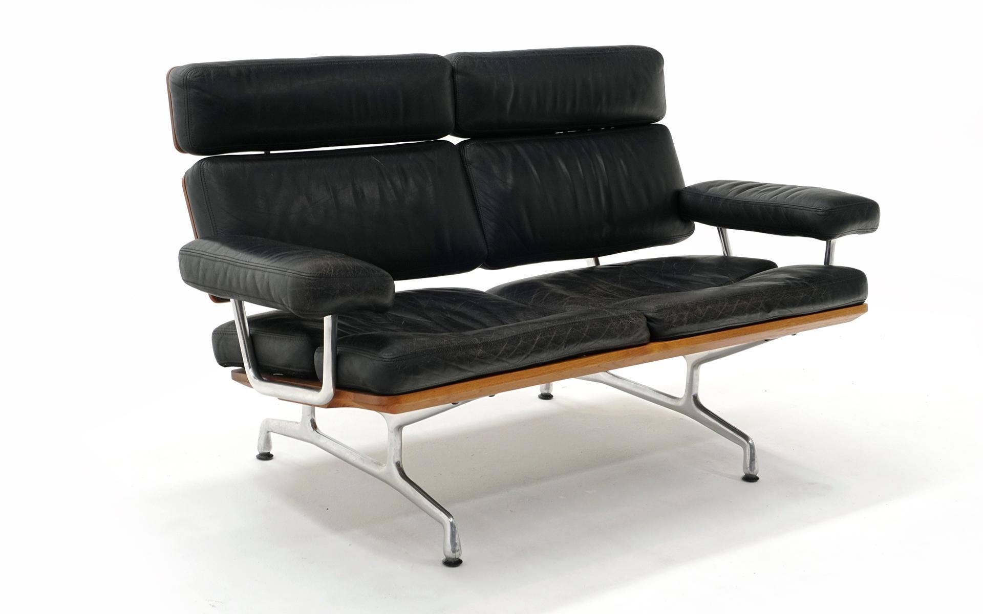 Eames Zweisitzer-Sofa Loveseat / Love Seat für Herman Miller. Frühe Produktion. Schwarzes Leder und massives Teakholz. Das Eames-Sofa ist das letzte Möbelstück, das vom Eames Office produziert wurde, das den Entwurf nach dem Tod von Charles Eames im