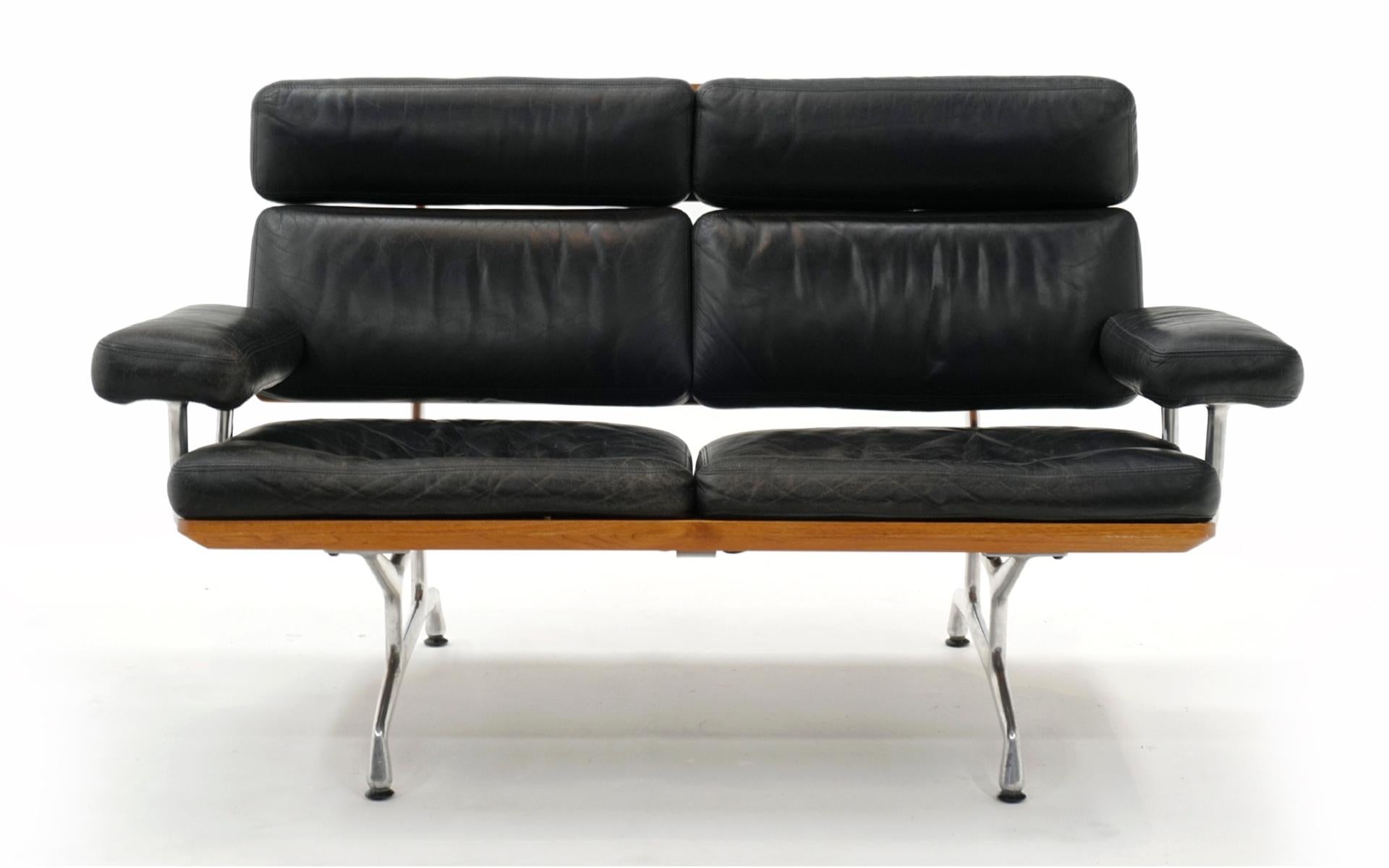2-Sitzer-Sofa von Charles and Ray Eames, Teakholz und schwarzes Leder (Moderne der Mitte des Jahrhunderts) im Angebot