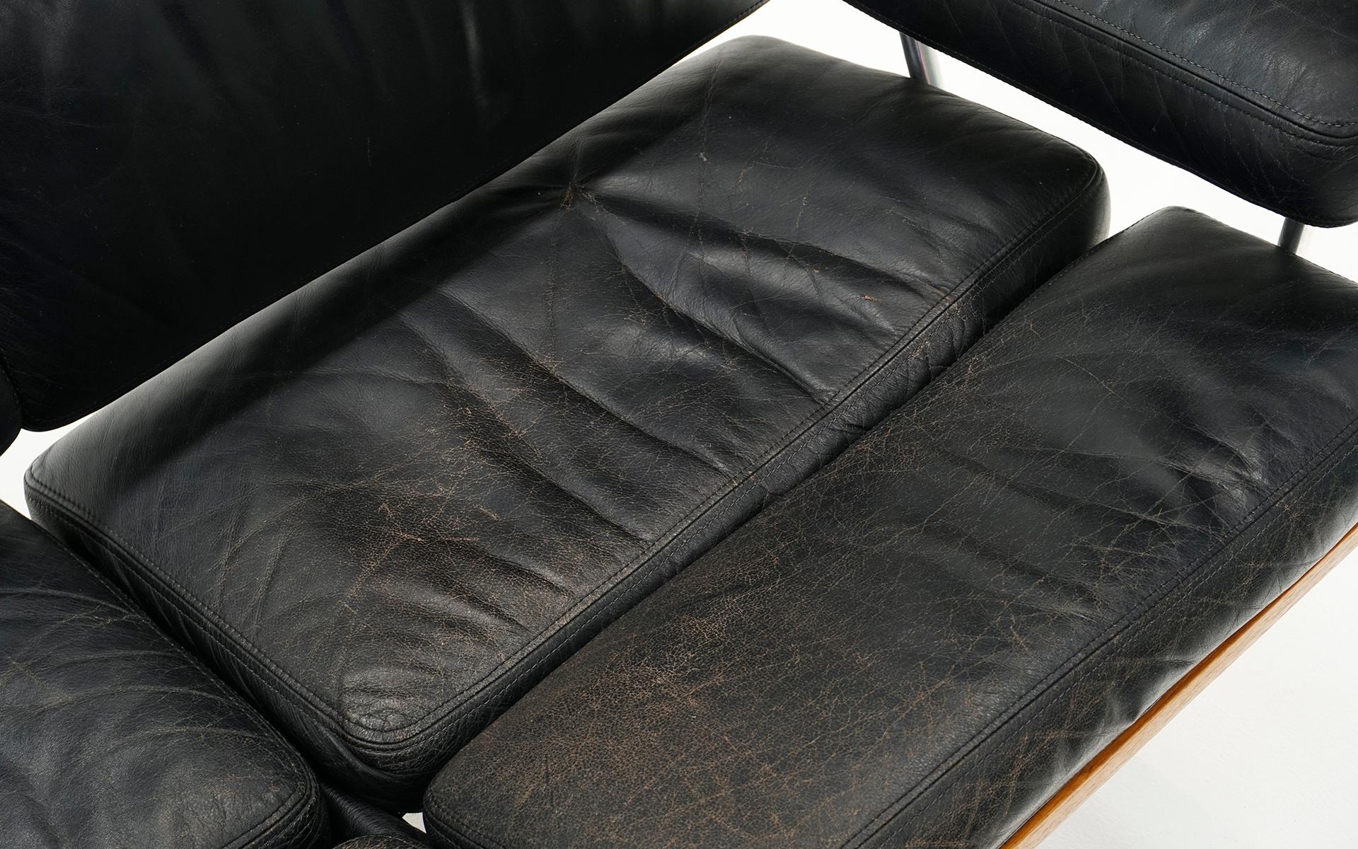 2-Sitzer-Sofa von Charles and Ray Eames, Teakholz und schwarzes Leder im Zustand „Gut“ im Angebot in Kansas City, MO