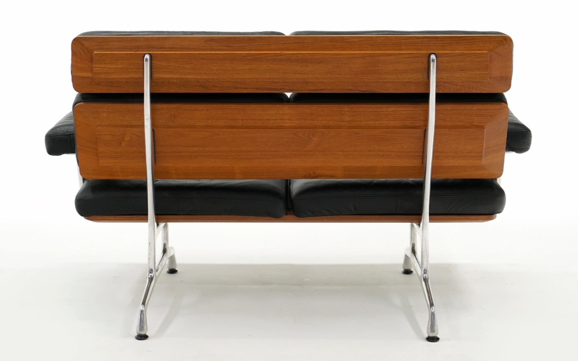 2-Sitzer-Sofa von Charles and Ray Eames, Teakholz und schwarzes Leder (Aluminium) im Angebot