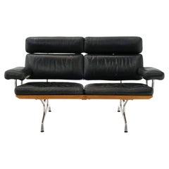 2-Sitzer-Sofa von Charles and Ray Eames, Teakholz und schwarzes Leder