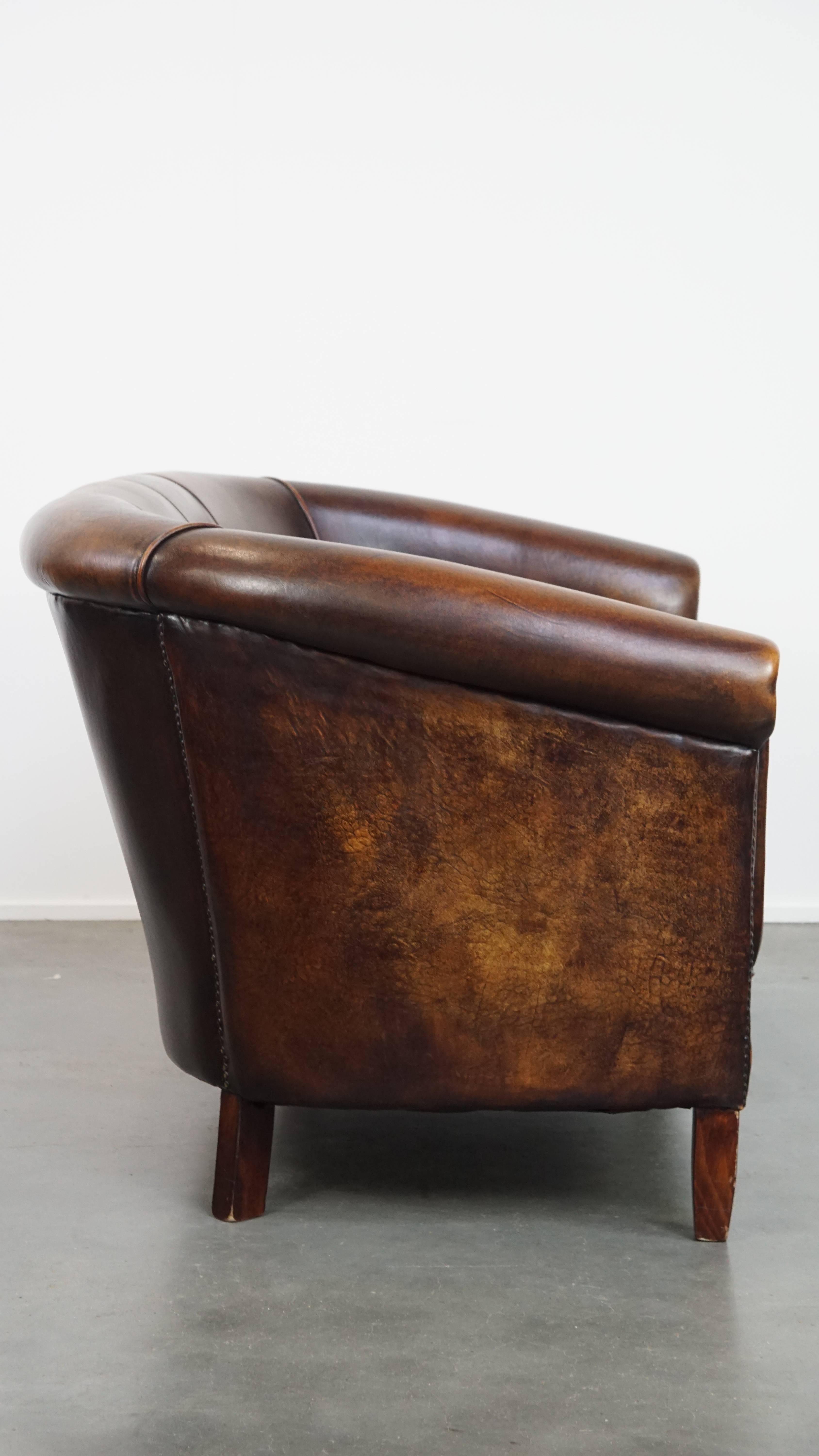 In offerta c'è questo lussuoso e intramontabile divano club a 2 posti realizzato in pelle di pecora con bellissime tonalità. 

L'aggiunta perfetta per chi cerca un vero e proprio richiamo visivo che combina comfort, classe e carattere!

Questo