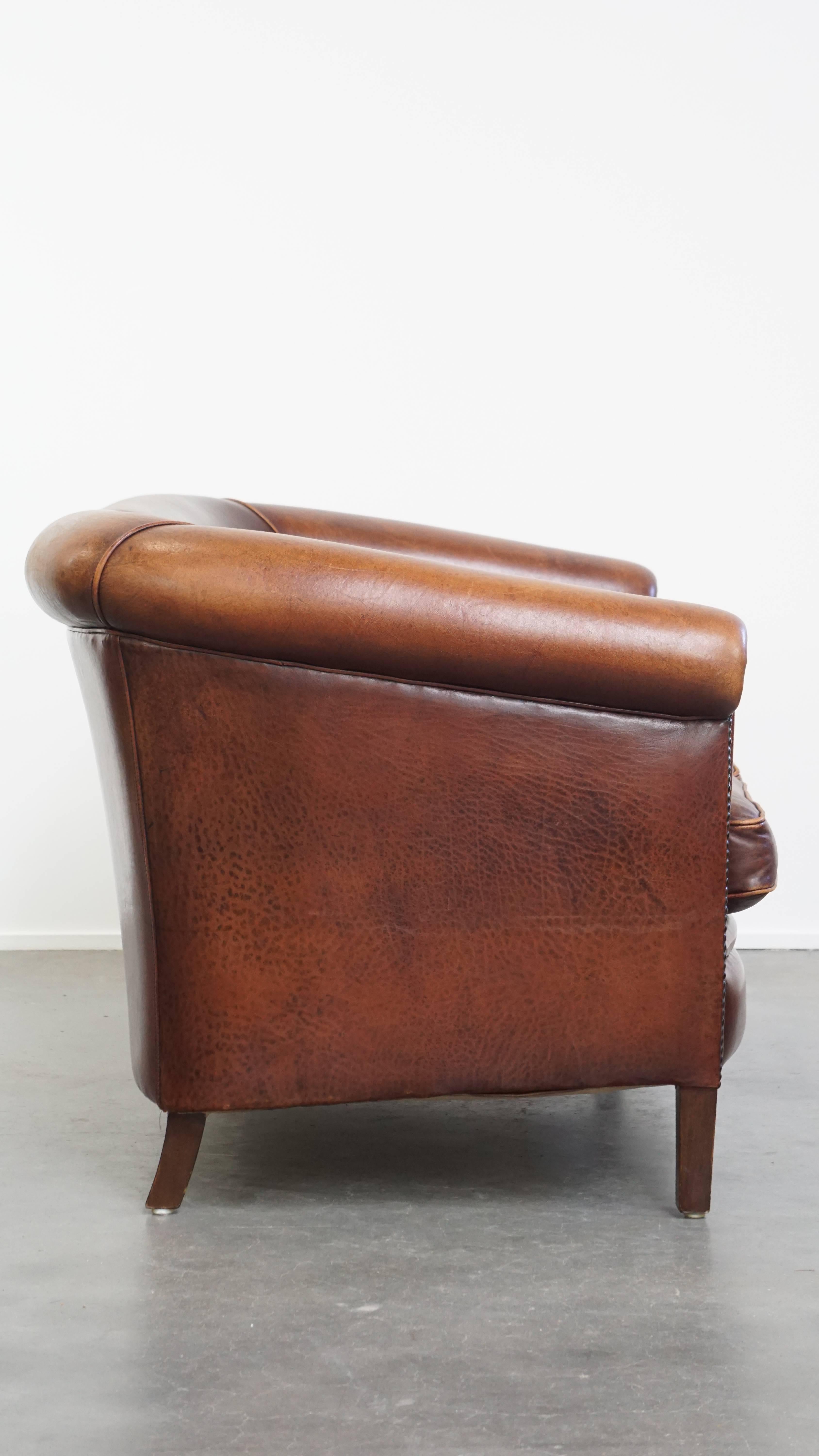 Hier wird dieses bequeme und luxuriöse 2-Sitzer-Clubsofa aus Schafsleder angeboten. Dieses Sofa lässt sich problemlos in fast jeden Einrichtungsstil einfügen. Die raffinierten Paspeln in passenden Farbtönen verleihen dem Raum Ihrer Wahl Charakter