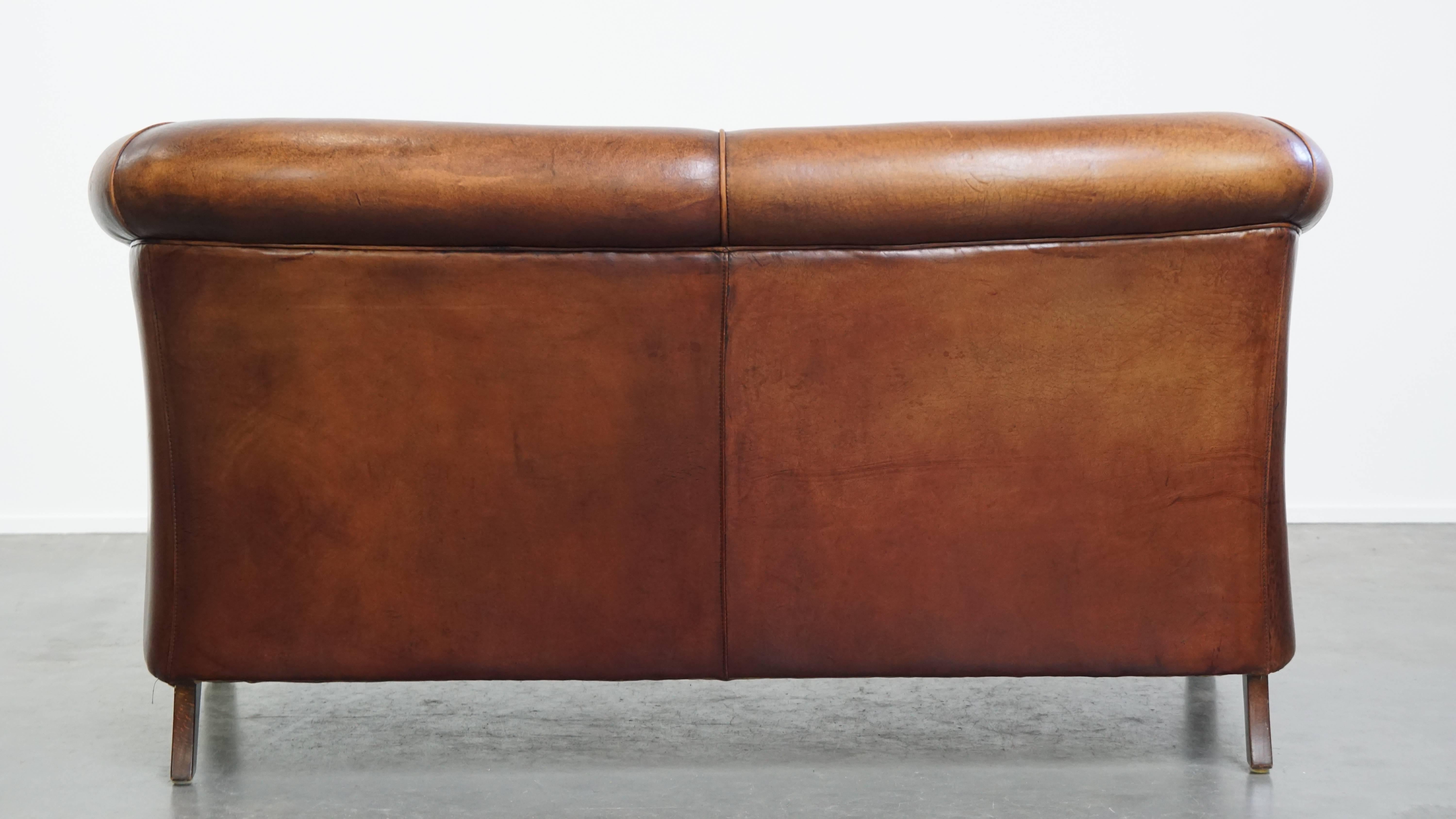 2-Sitzer-Clubsofa aus Schafsleder (Klassisch-römisch) im Angebot